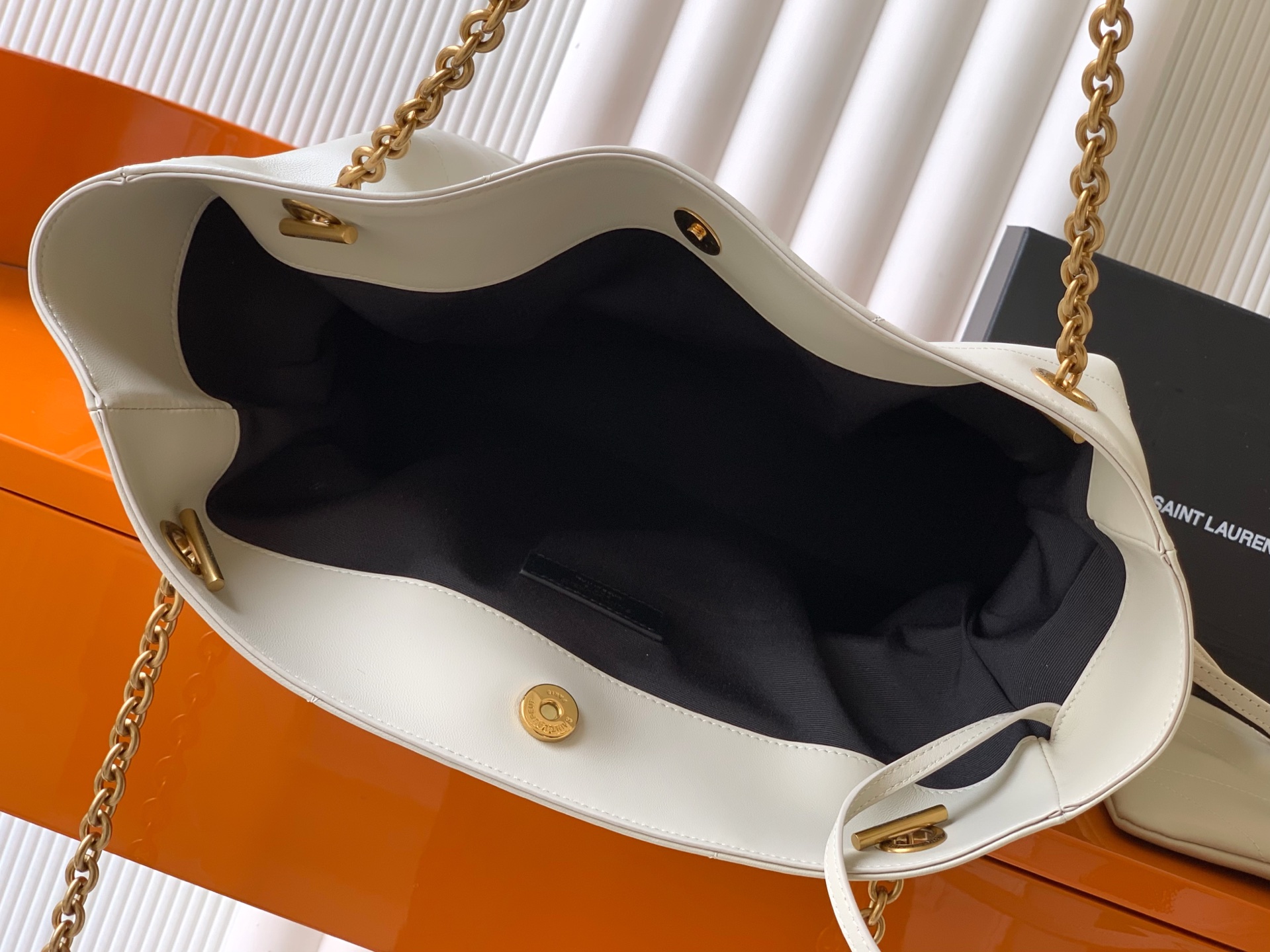 YSL Jamie 大容量ポーチバッグ 羊皮製のエレガントなトート