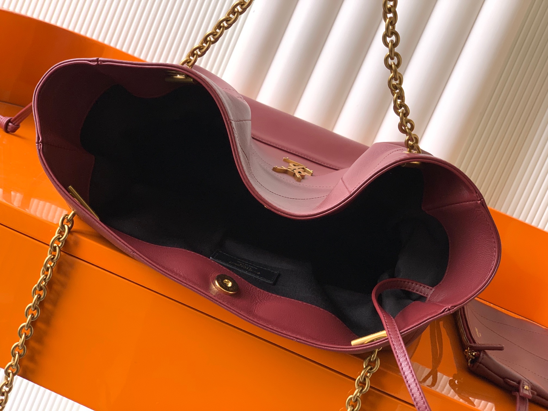 YSL Jamie 4.3 大型ポシュン羊皮腋下包 - 優雅で実用的なトートバッグ