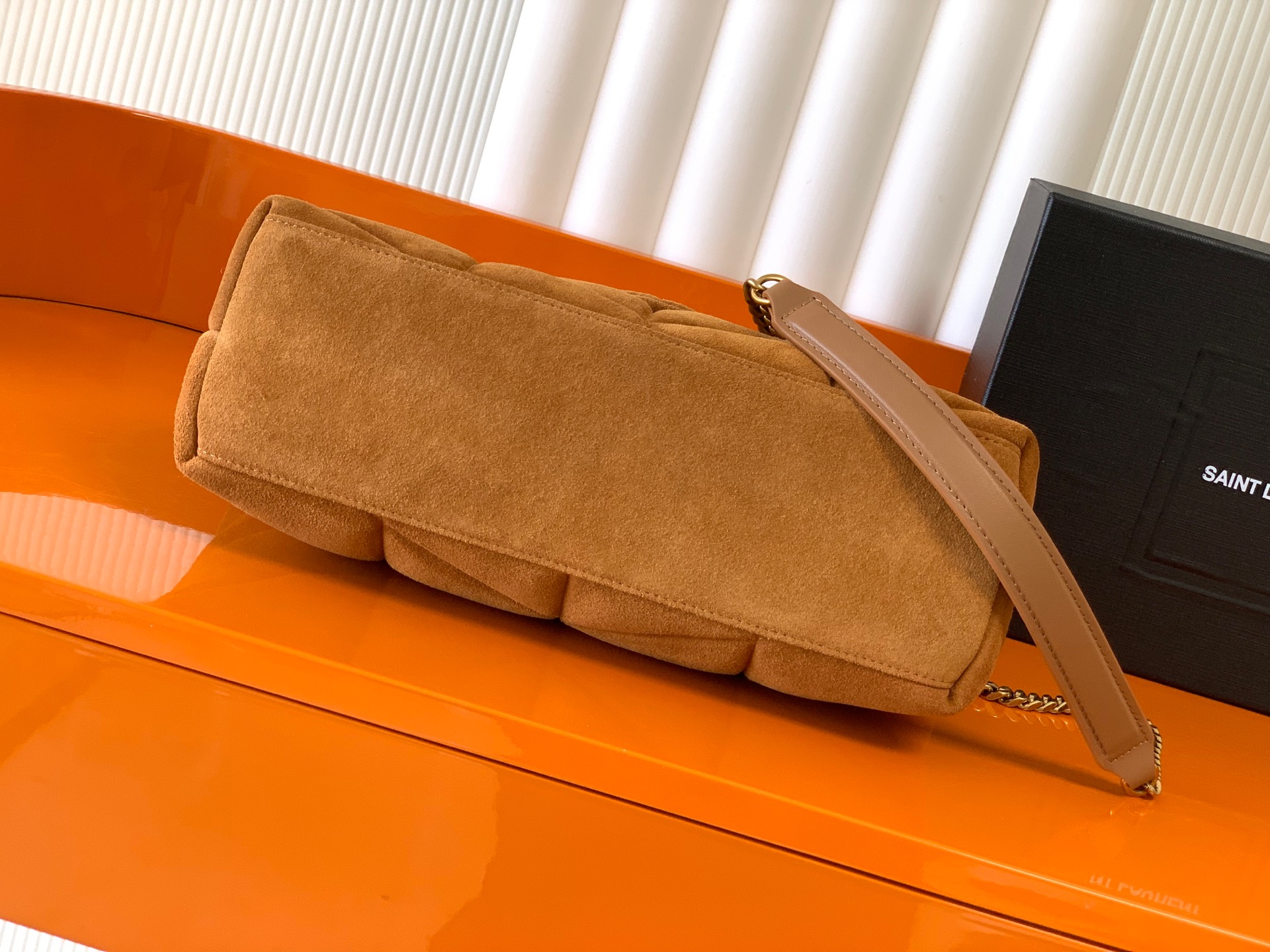 LouLou PUFFER棕磨砂皮バッグ - 軽量で高級感溢れるデザイン