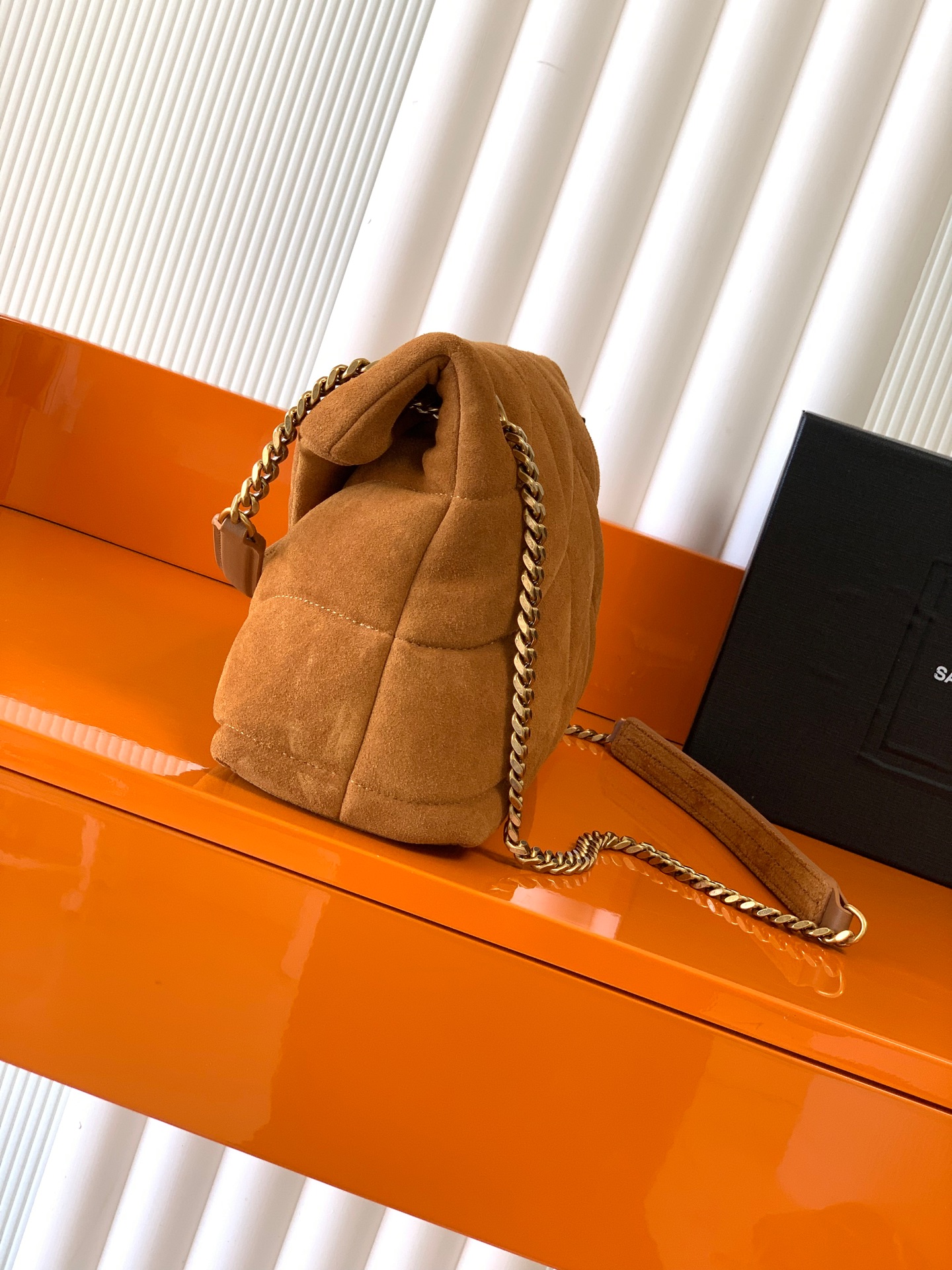 LouLou PUFFER棕磨砂皮バッグ - 軽量で高級感溢れるデザイン