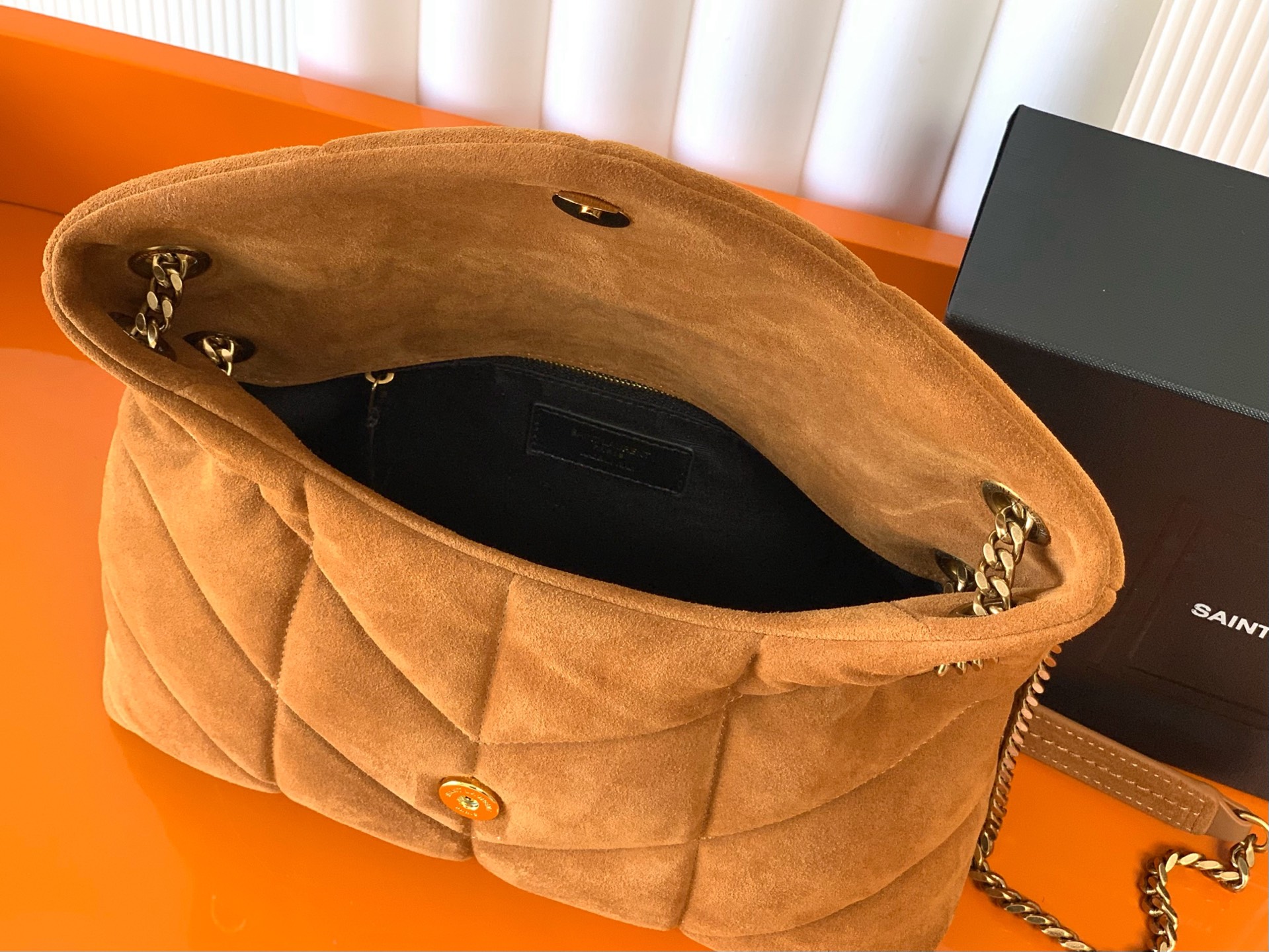 LouLou PUFFER棕磨砂皮バッグ - 軽量で高級感溢れるデザイン