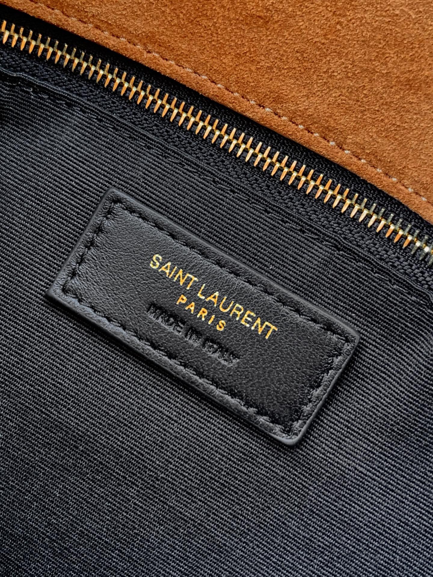 LouLou PUFFER棕磨砂皮バッグ - 軽量で高級感溢れるデザイン