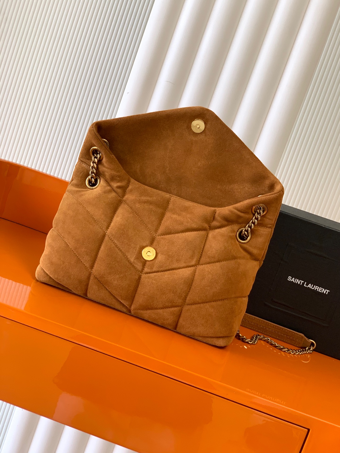 LouLou PUFFER棕磨砂皮バッグ - 軽量で高級感溢れるデザイン