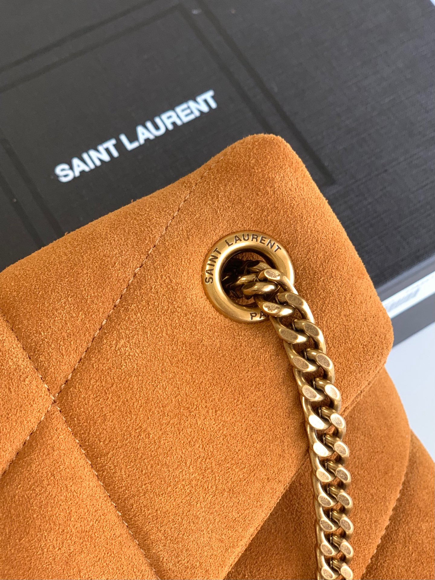 LouLou PUFFER棕磨砂皮バッグ - 軽量で高級感溢れるデザイン