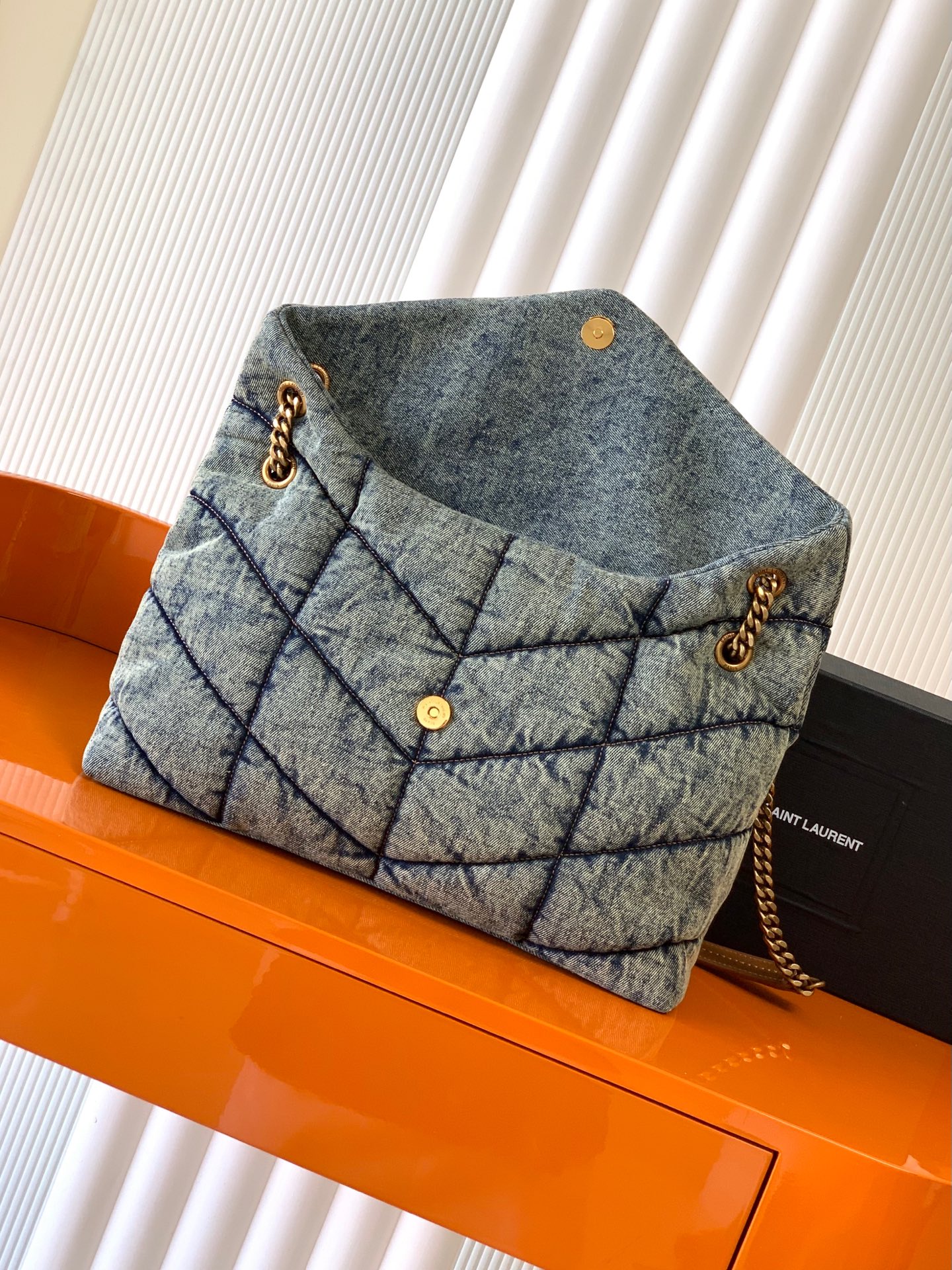 LOULOU PUFFER 牛仔布大号絞りバッグ - 柔らかい手触りと高級感