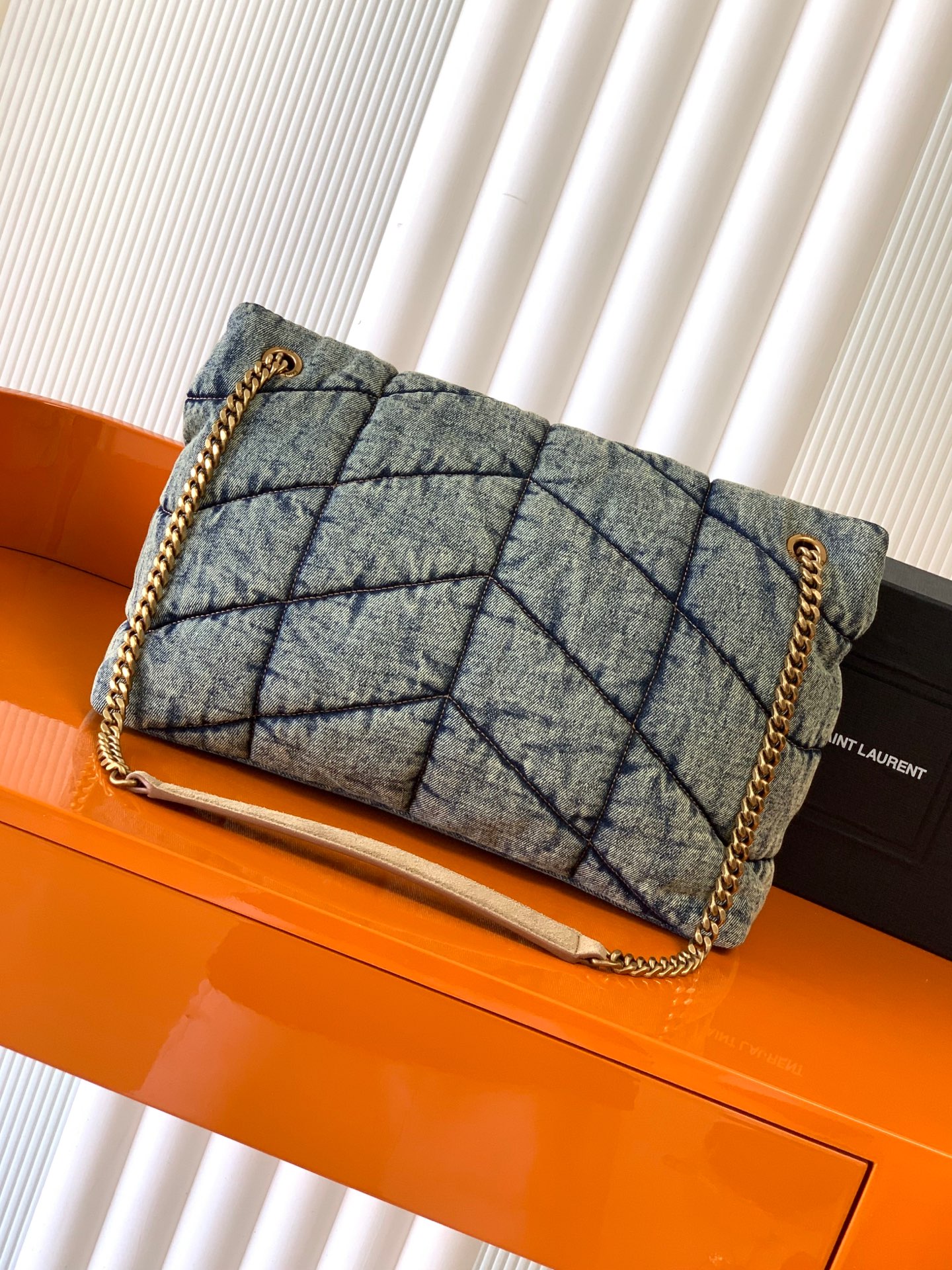 LOULOU PUFFER 牛仔布大号絞りバッグ - 柔らかい手触りと高級感