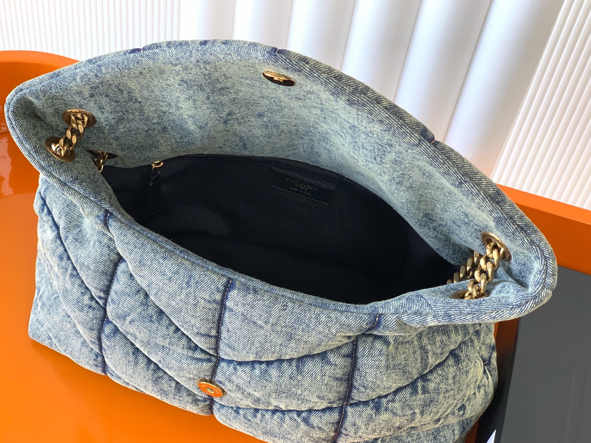 LOULOU PUFFER 牛仔布大号絞りバッグ - 柔らかい手触りと高級感