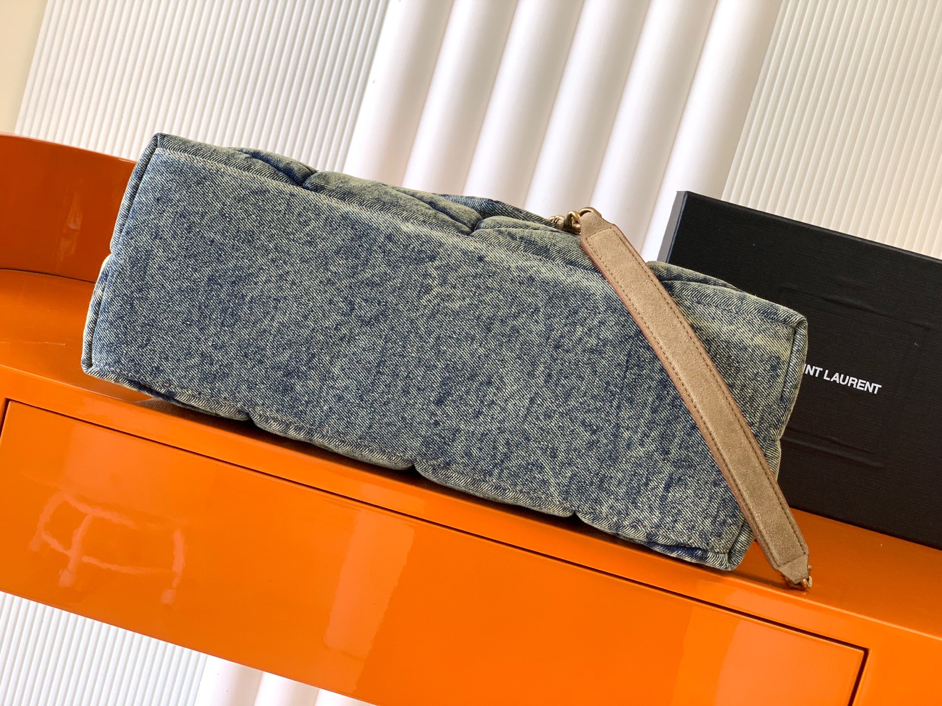 LOULOU PUFFER 牛仔布大号絞りバッグ - 柔らかい手触りと高級感