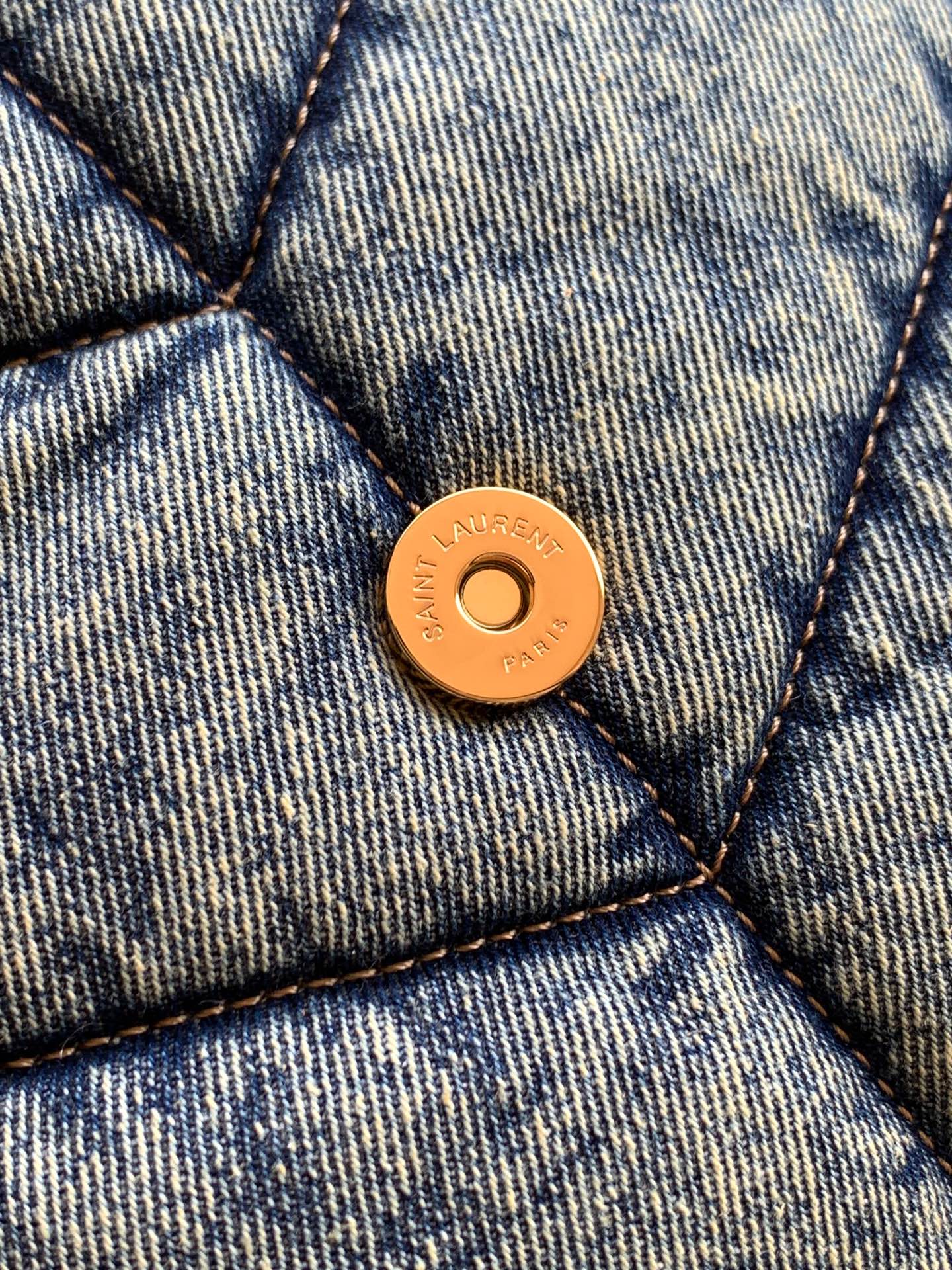 LOULOU PUFFER 牛仔布大号絞りバッグ - 柔らかい手触りと高級感