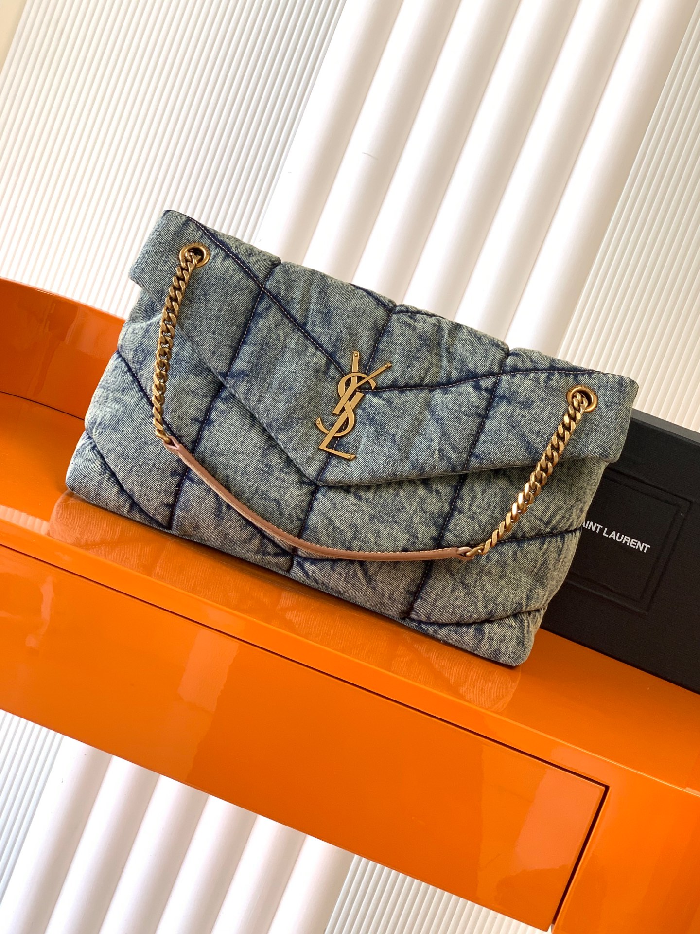 LOULOU PUFFER 牛仔布大号絞りバッグ - 柔らかい手触りと高級感