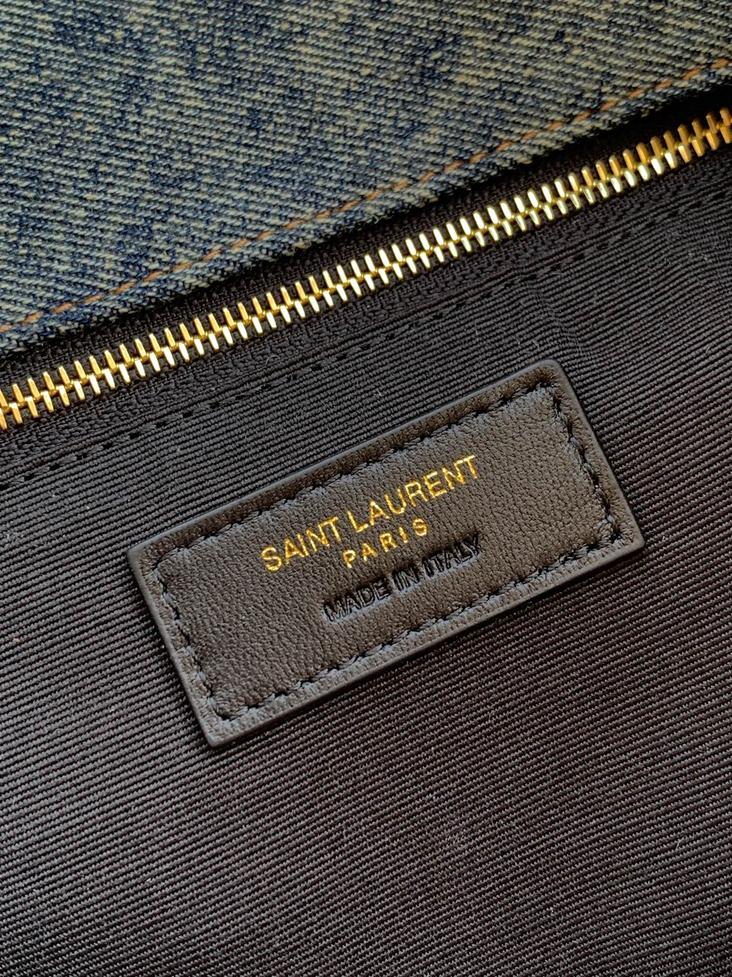 LOULOU PUFFER 牛仔布大号絞りバッグ - 柔らかい手触りと高級感