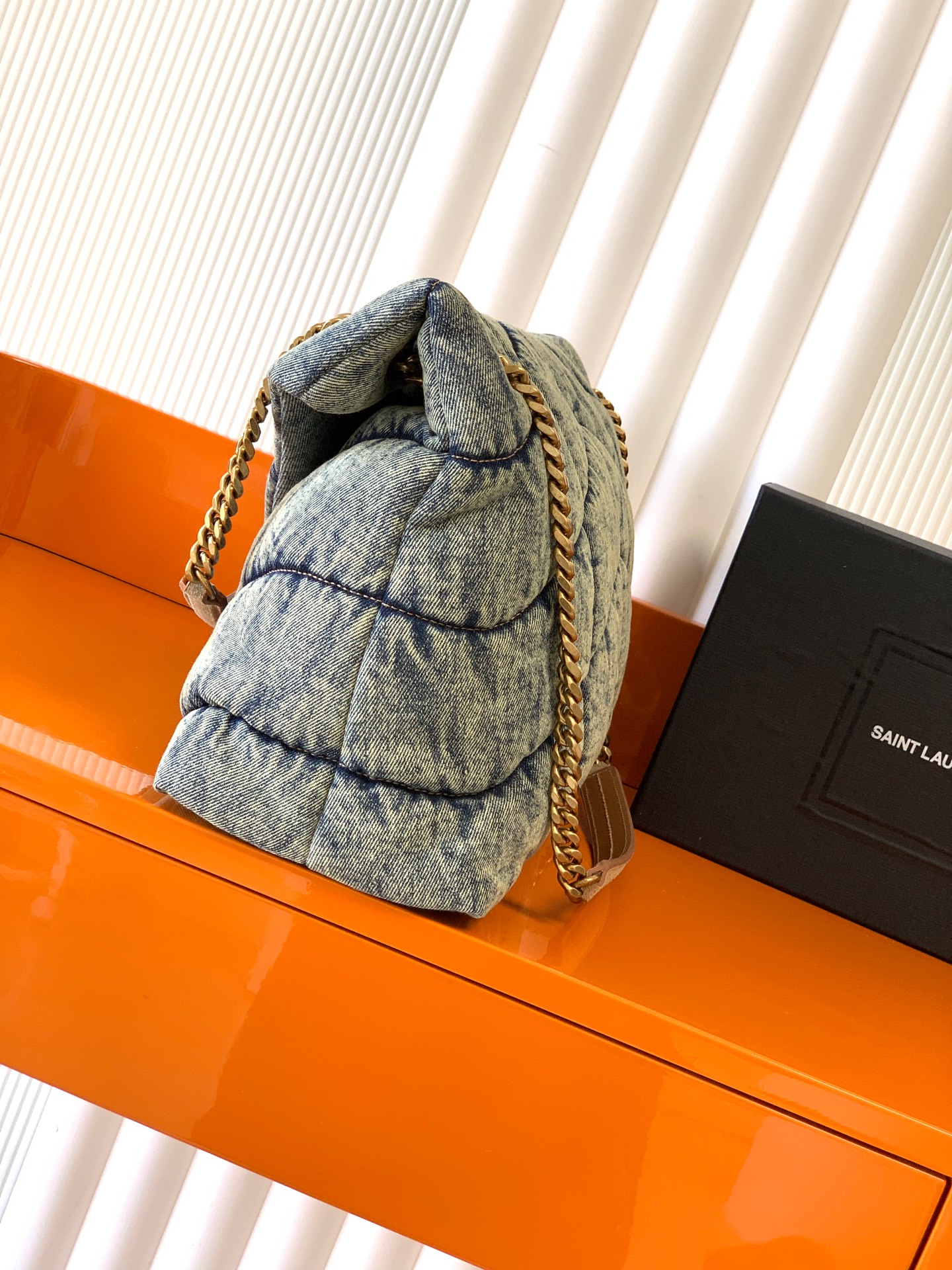 LOULOU PUFFER 牛仔布大号絞りバッグ - 柔らかい手触りと高級感