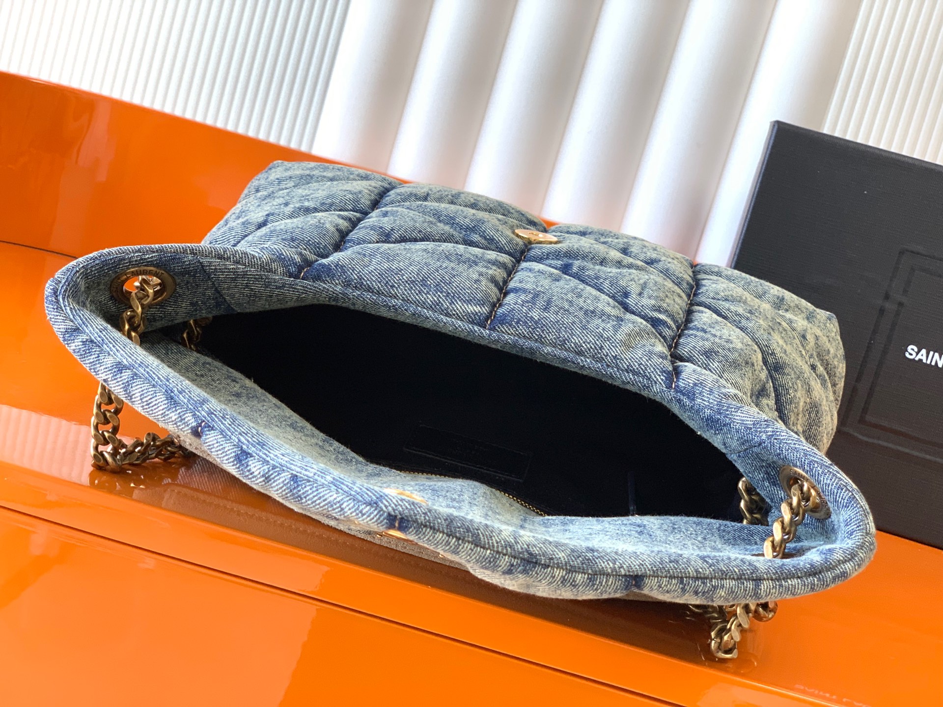 LOULOU PUFFER 中号小羊皮バッグ - 柔らかさと高級感の融合