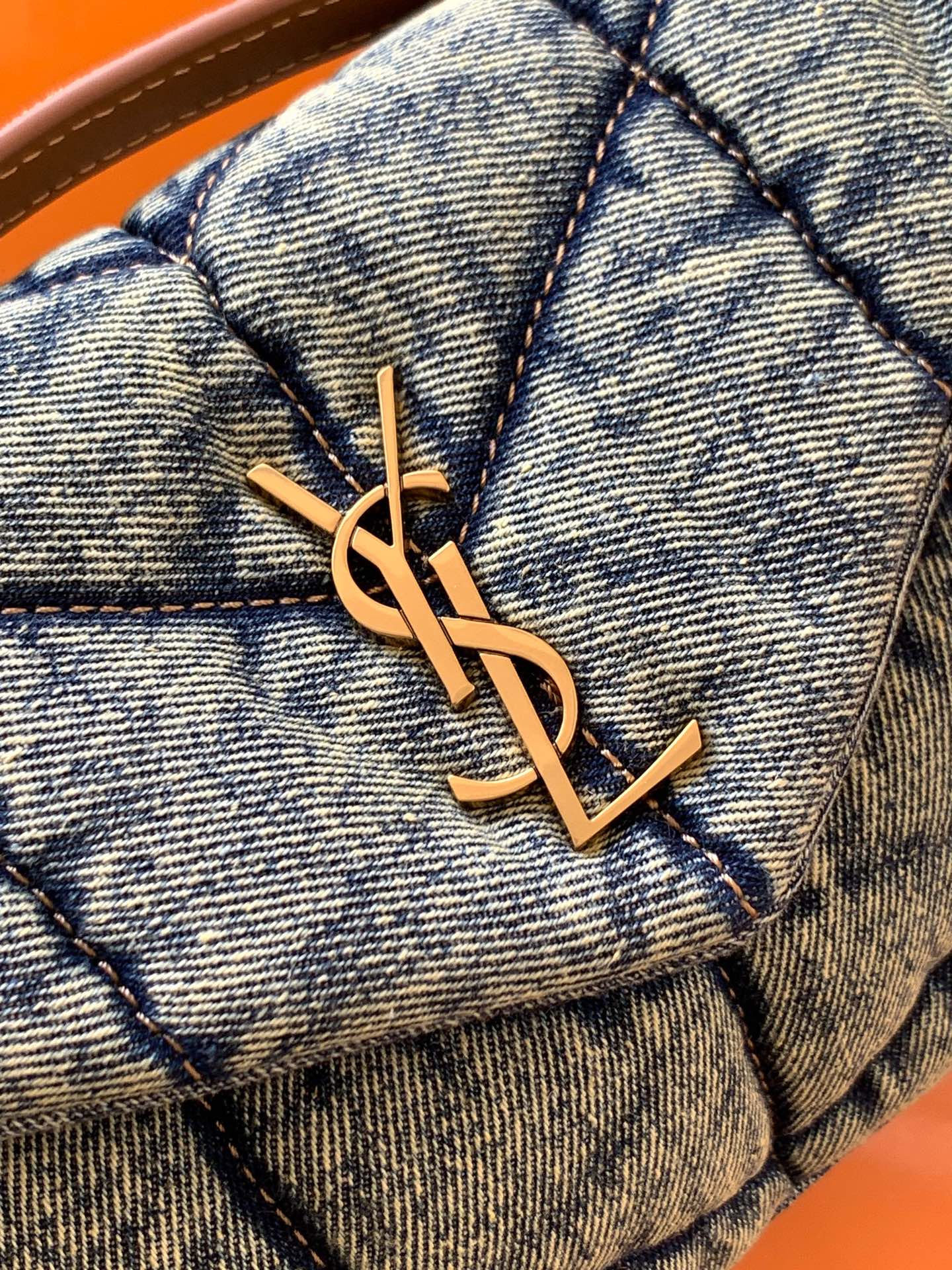 LOULOU PUFFER 牛仔布小号绗缝包 - 柔らかい手触りと機能性