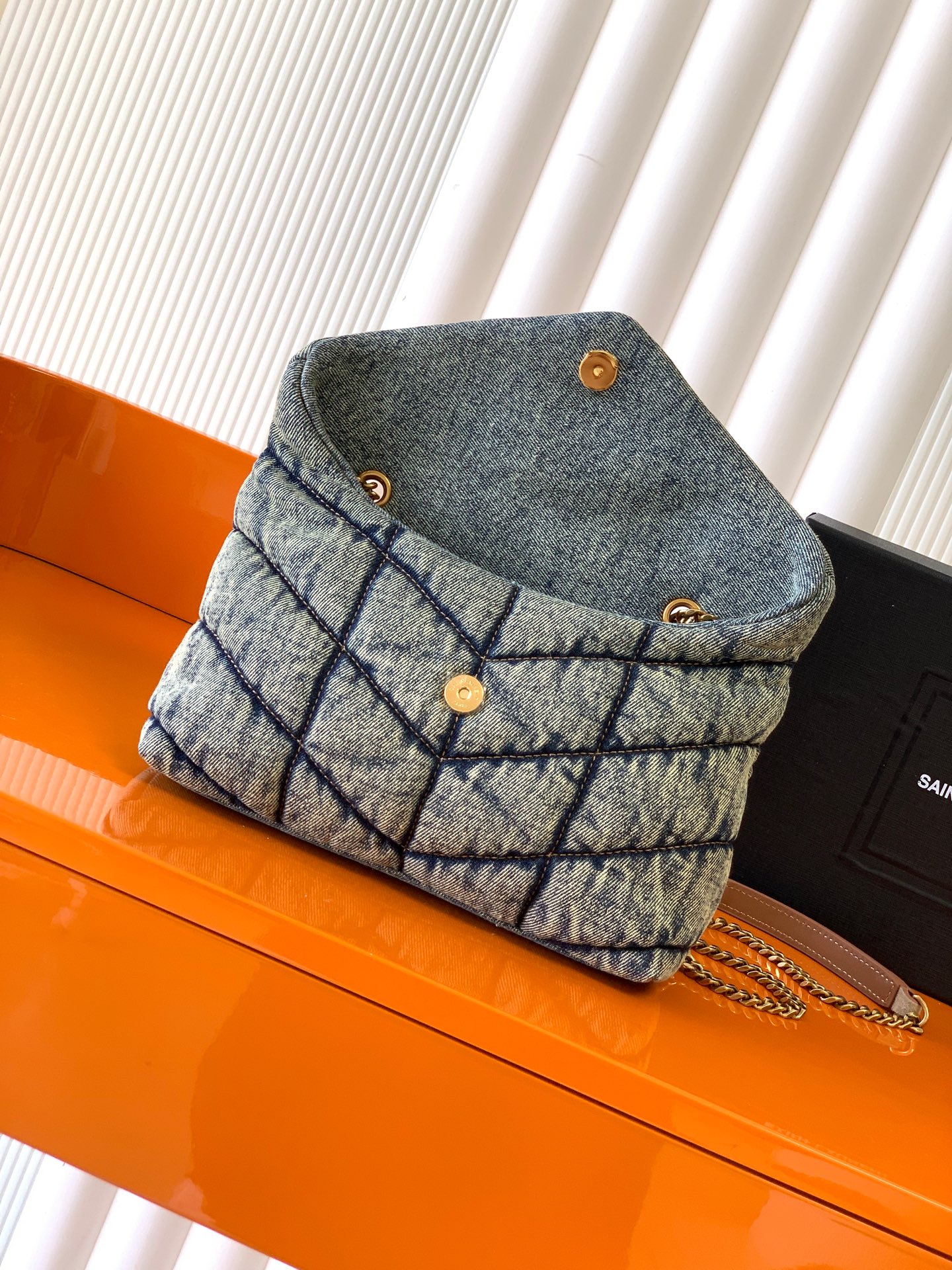 LOULOU PUFFER 牛仔布小号绗缝包 - 柔らかい手触りと機能性