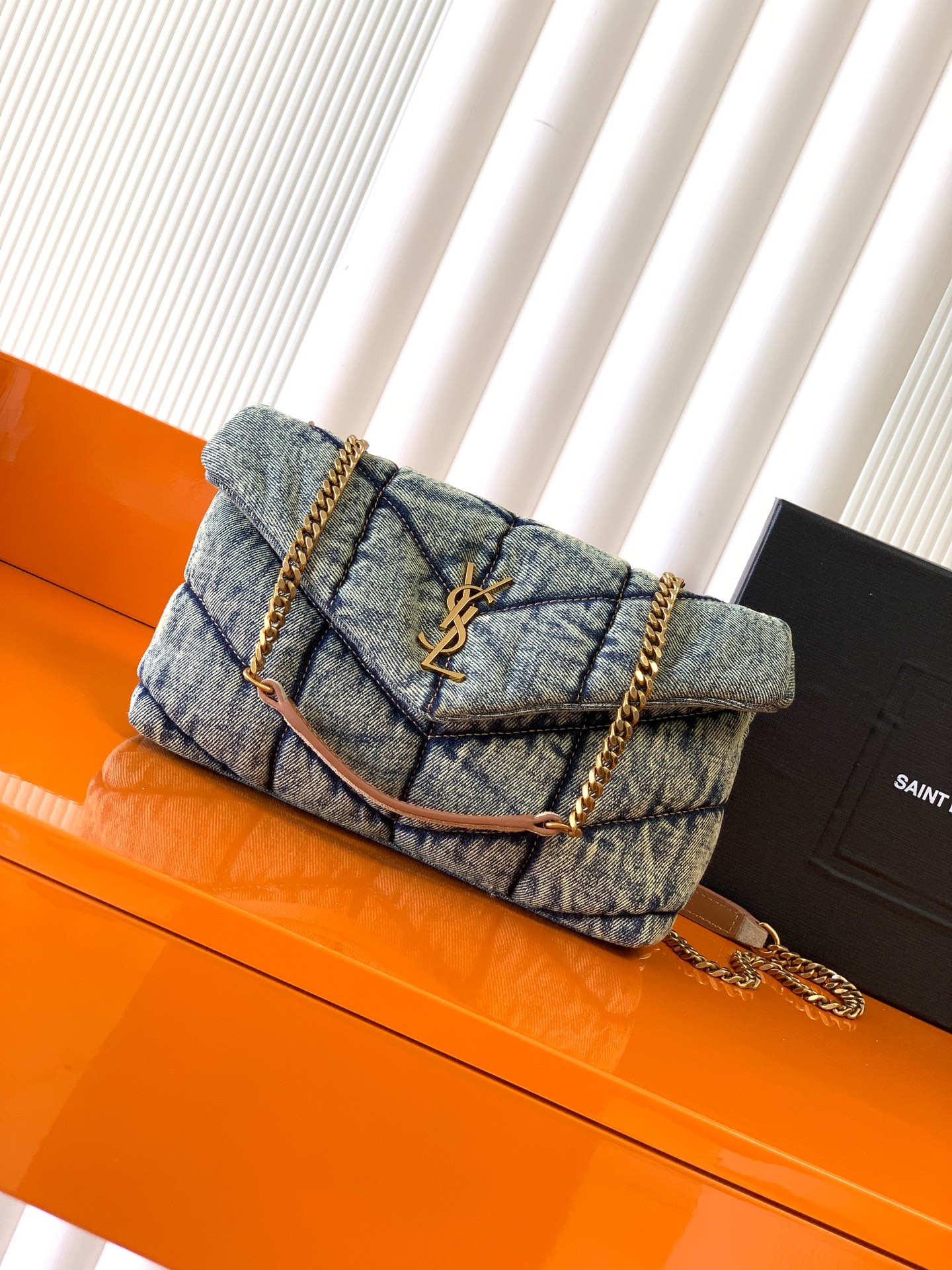 LOULOU PUFFER 牛仔布小号绗缝包 - 柔らかい手触りと機能性