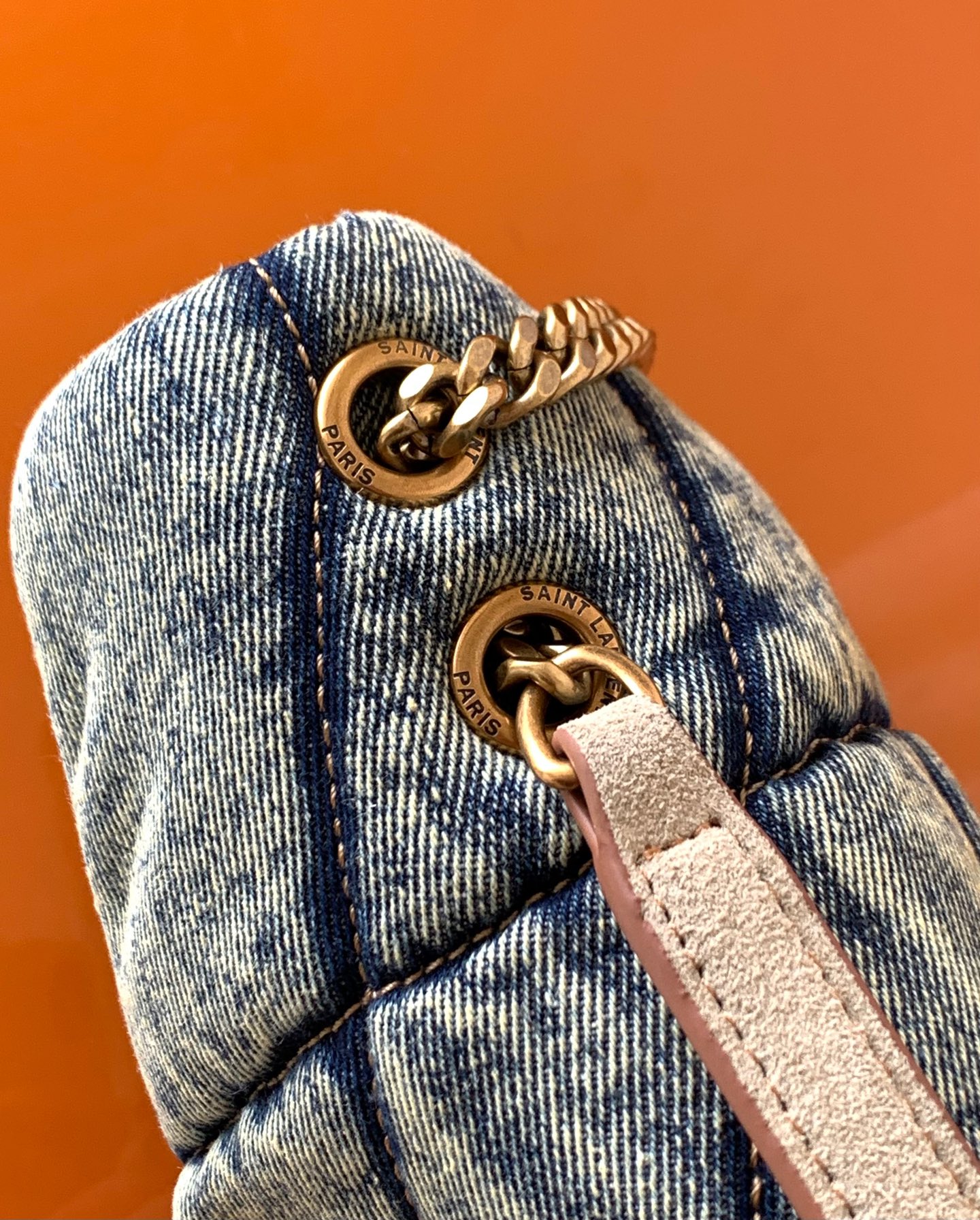 LOULOU PUFFER 牛仔布小号绗缝包 - 柔らかい手触りと機能性