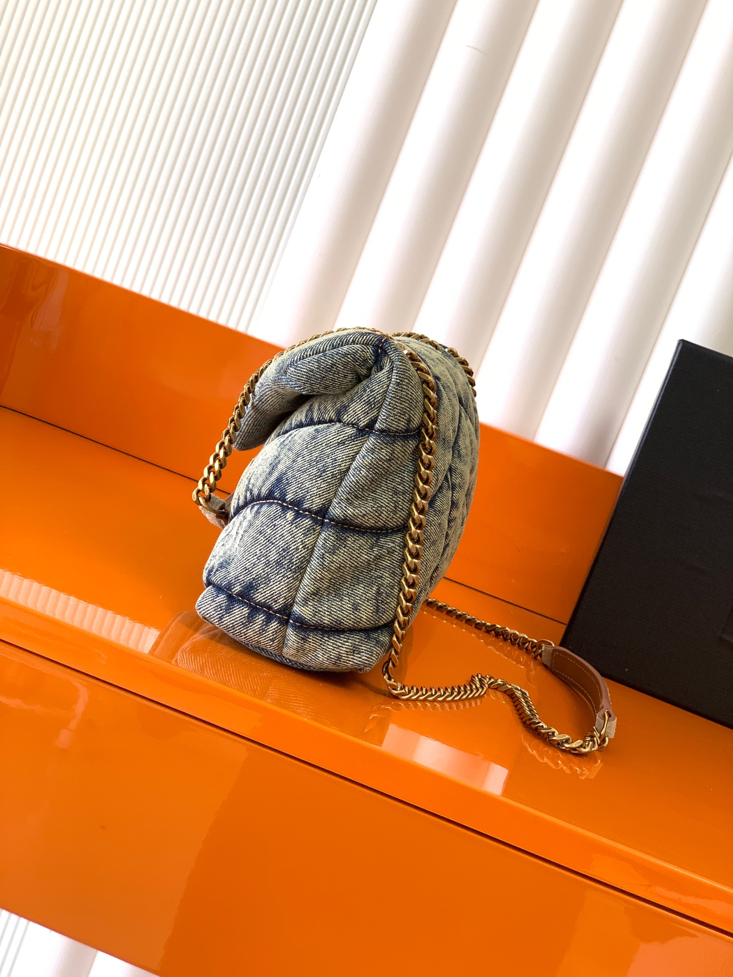 LOULOU PUFFER 牛仔布小号绗缝包 - 柔らかい手触りと機能性