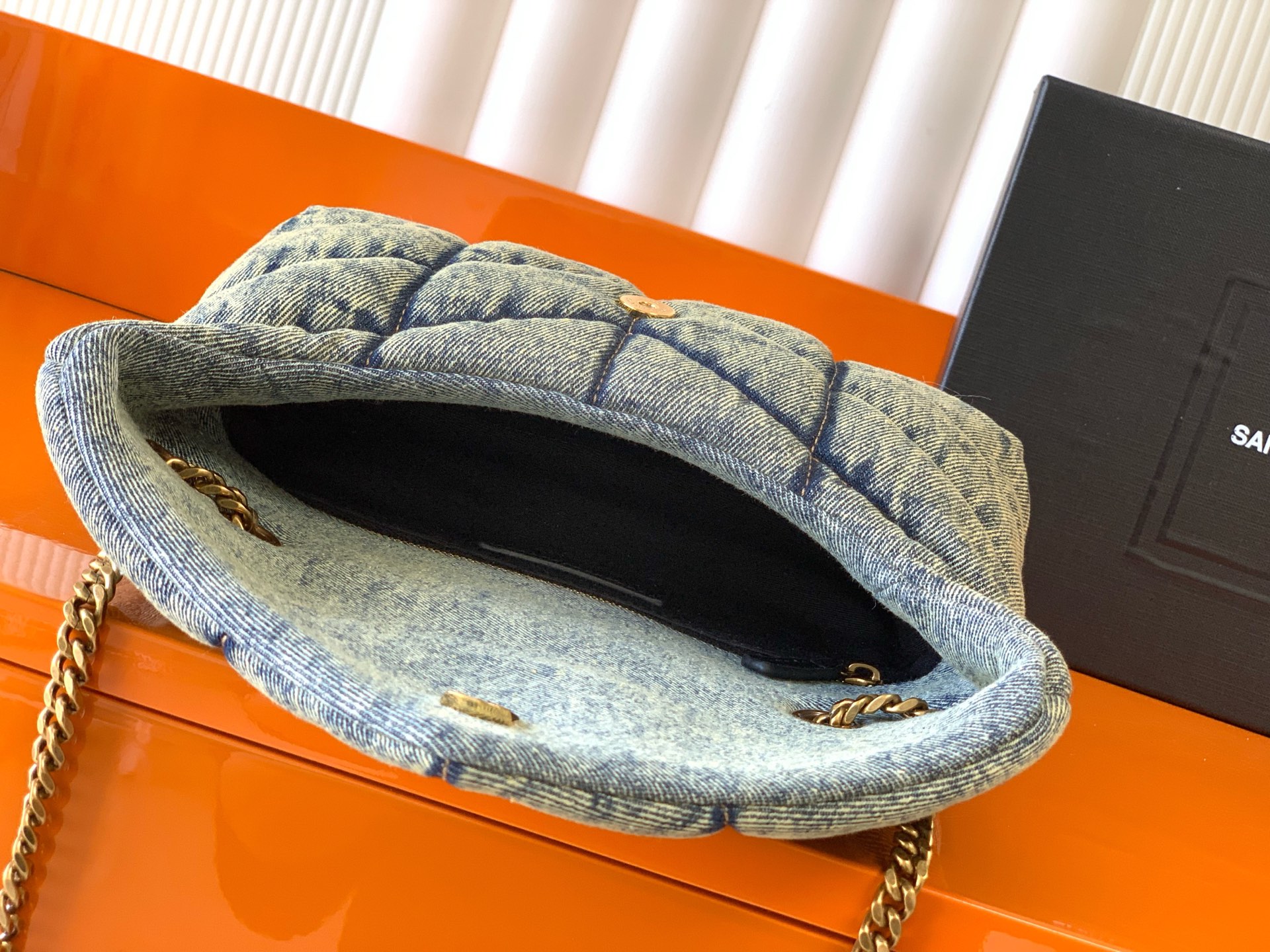 LOULOU PUFFER 牛仔布小号绗缝包 - 柔らかい手触りと機能性