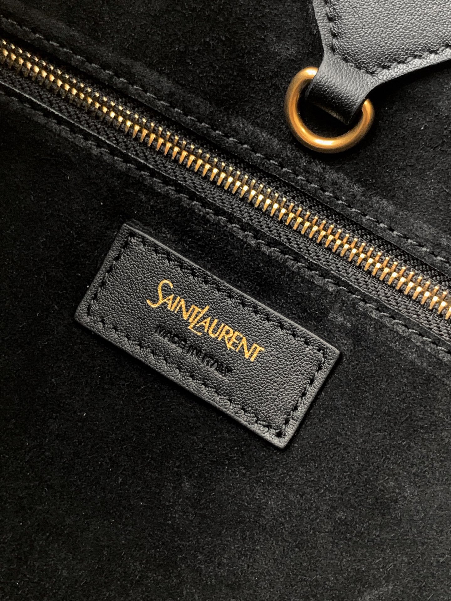 Y家ブラックトートバッグ・古金アクセントの洗練デザイン