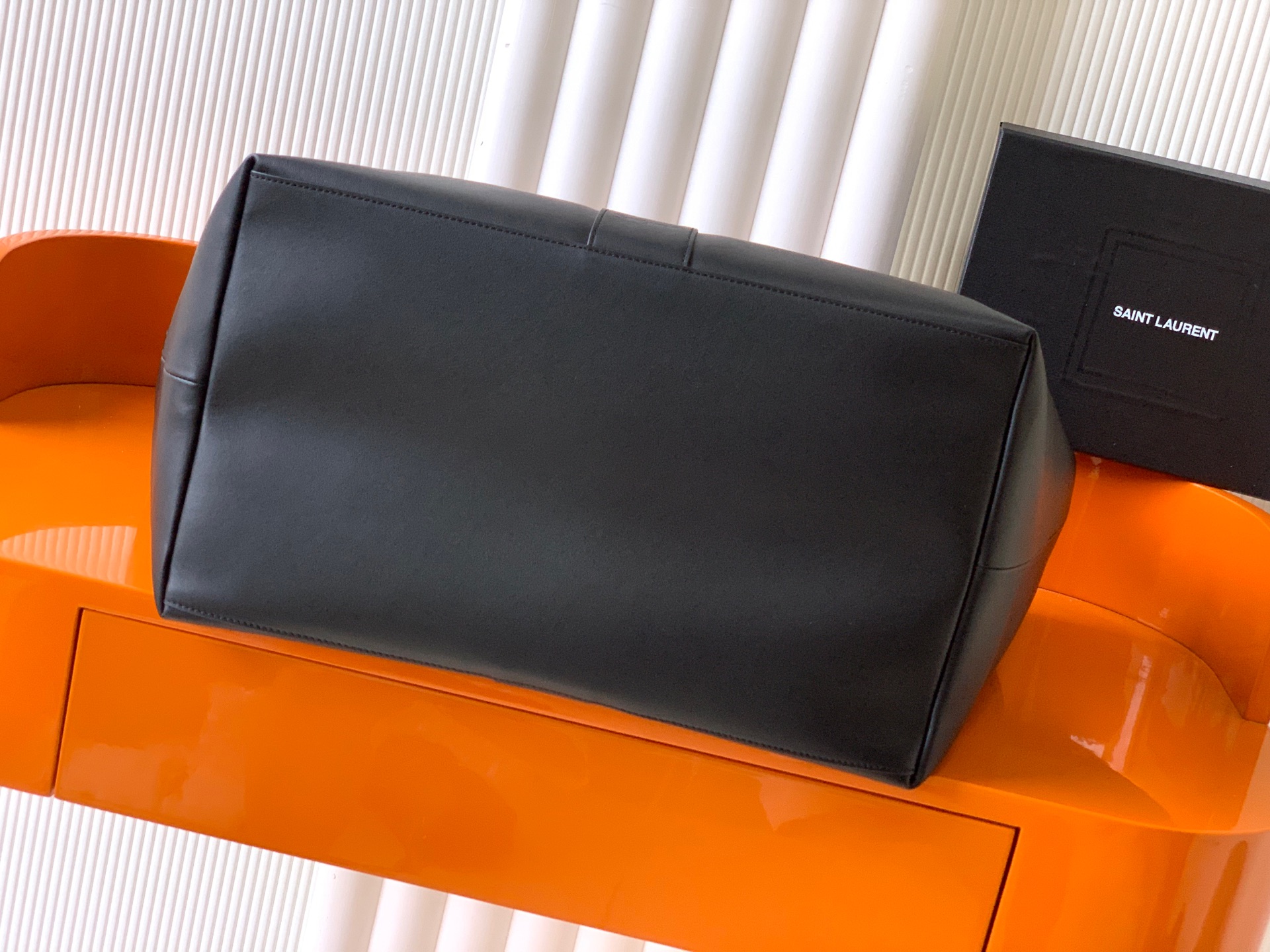 Y家ブラックトートバッグ・古金アクセントの洗練デザイン