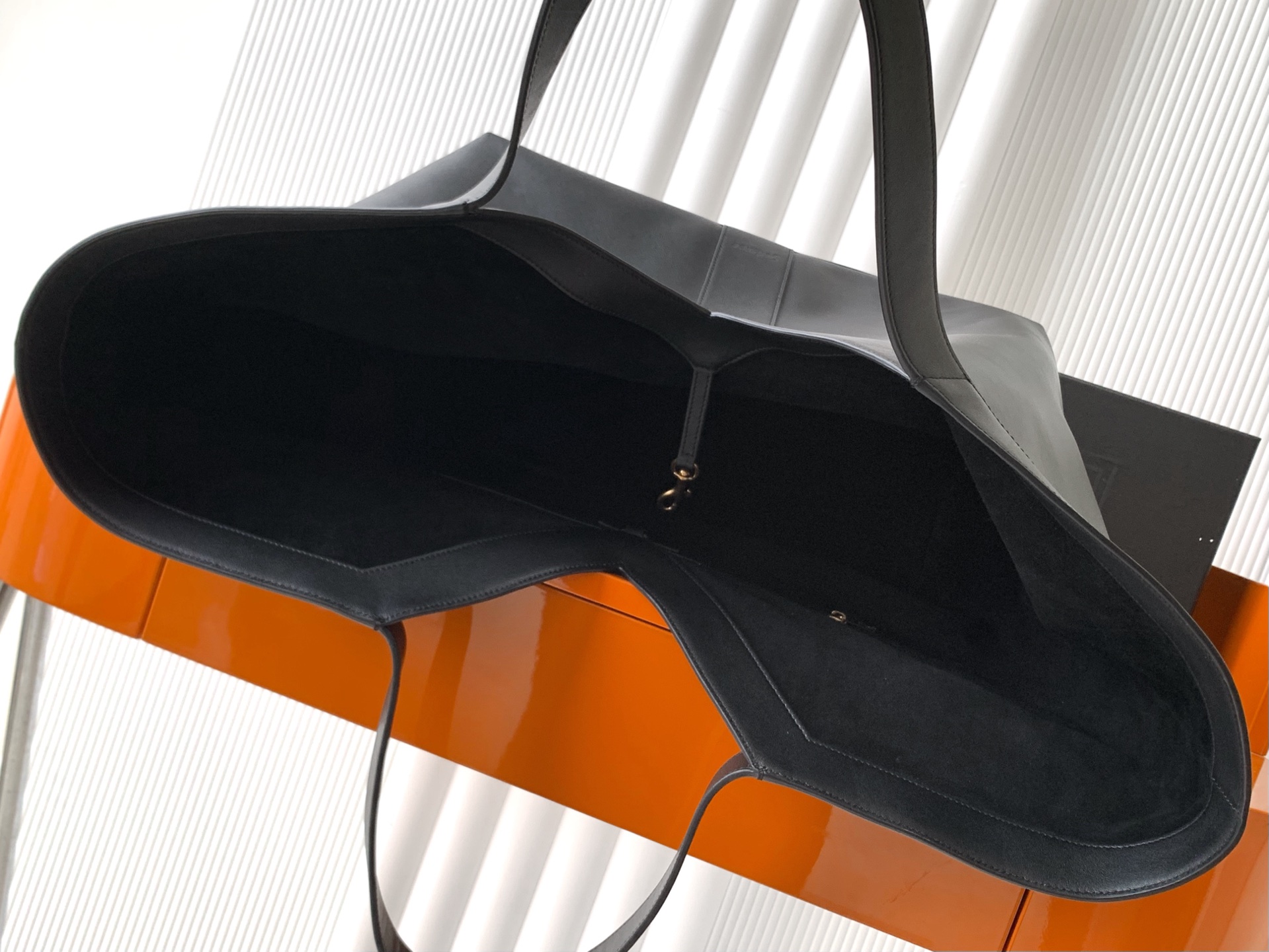 Y家ブラックトートバッグ・古金アクセントの洗練デザイン