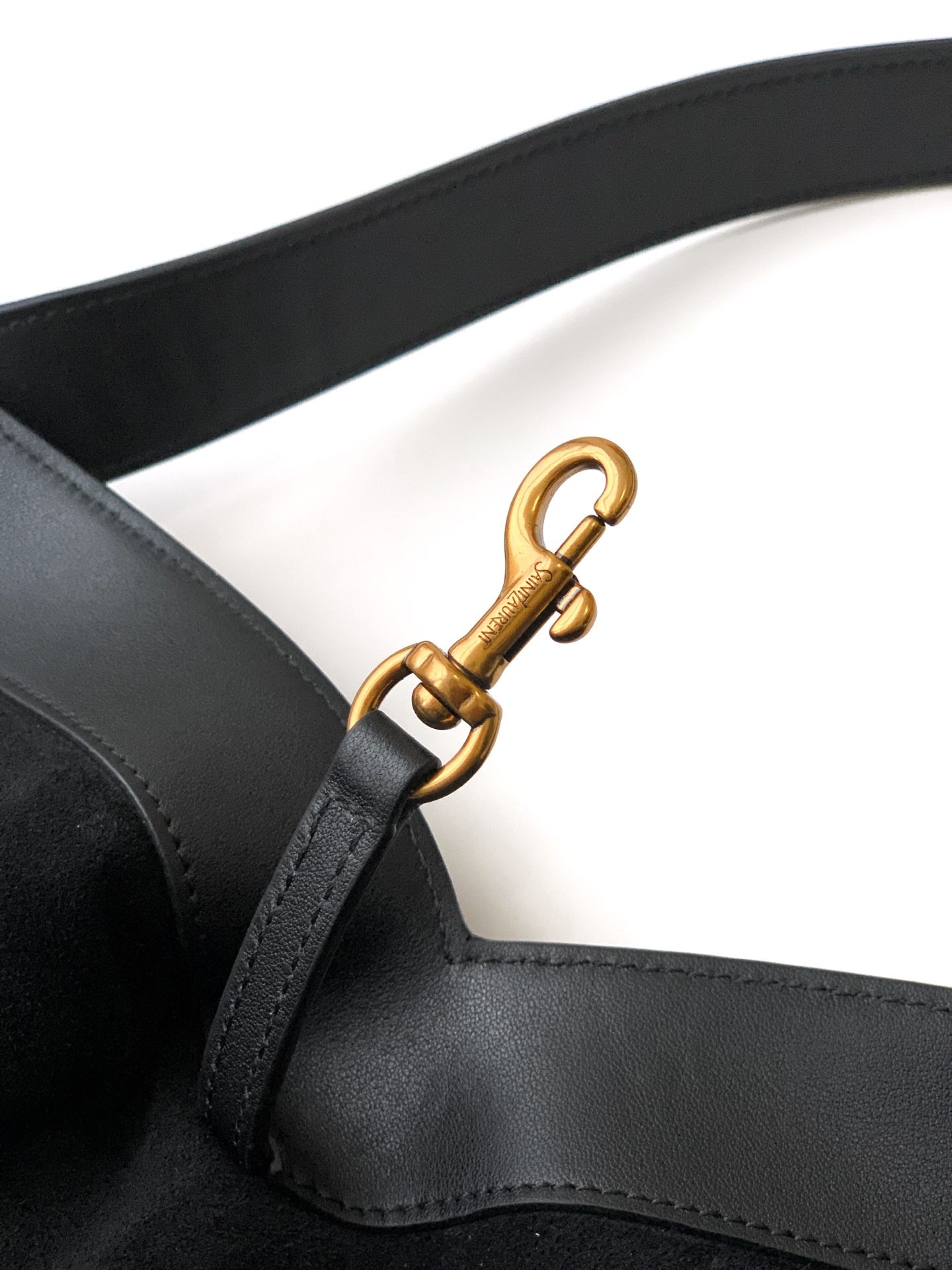 Y家ブラックトートバッグ・古金アクセントの洗練デザイン