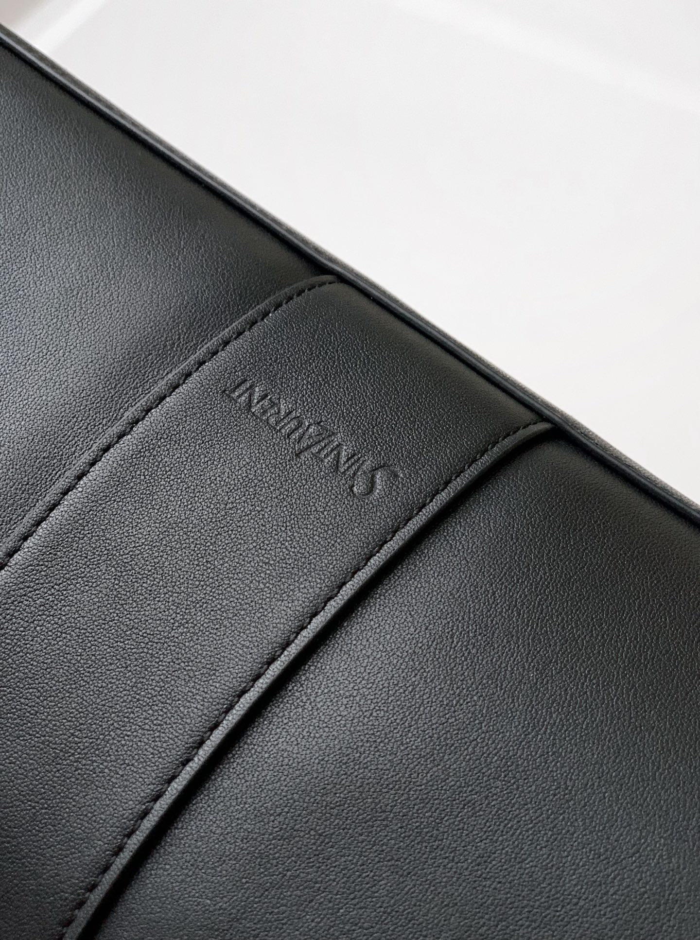 Y家ブラックトートバッグ・古金アクセントの洗練デザイン