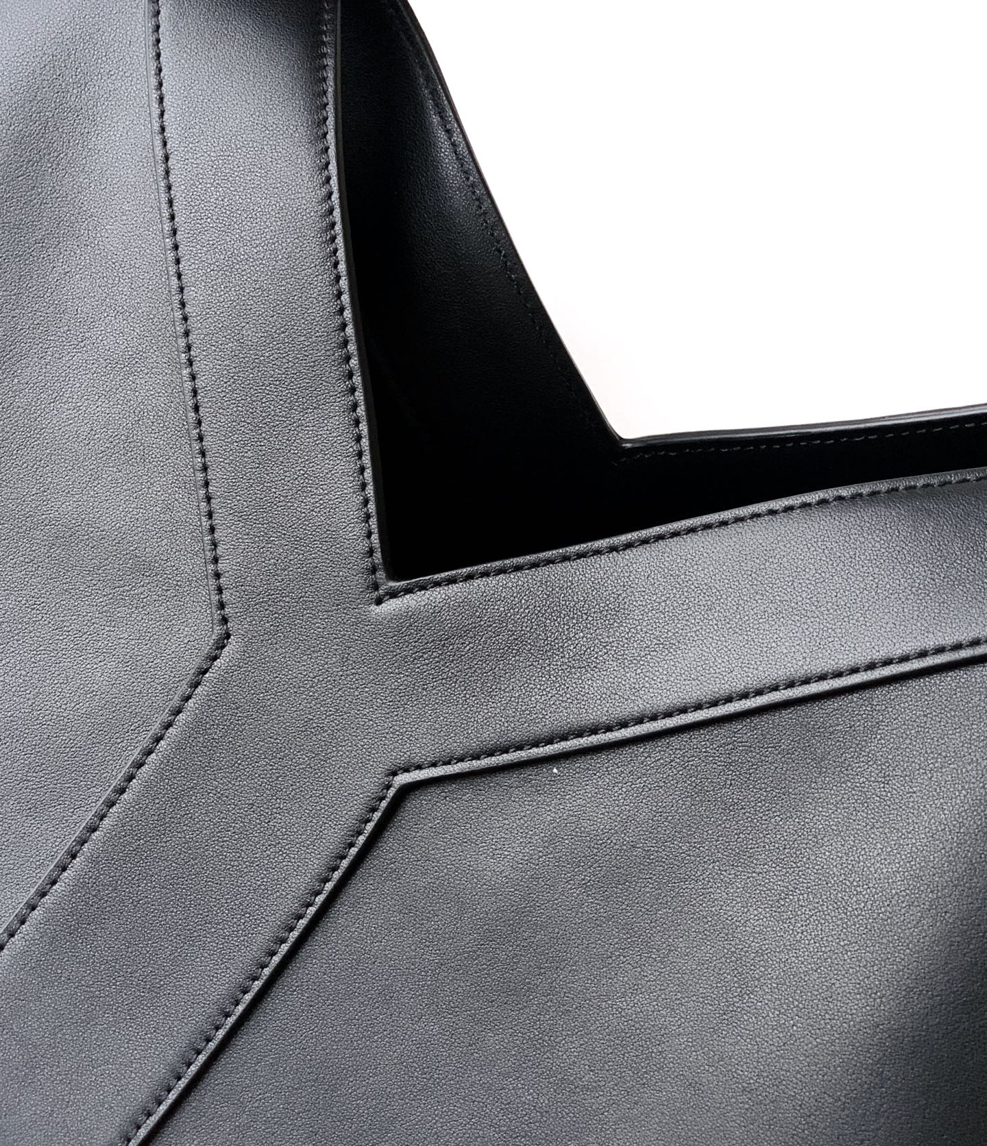 Y家ブラックトートバッグ・古金アクセントの洗練デザイン