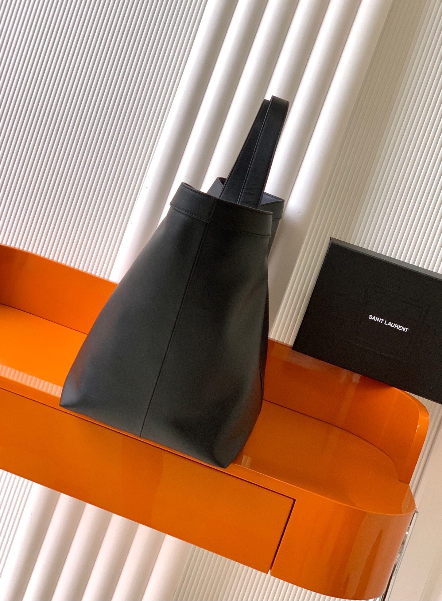 Y家ブラックトートバッグ・古金アクセントの洗練デザイン