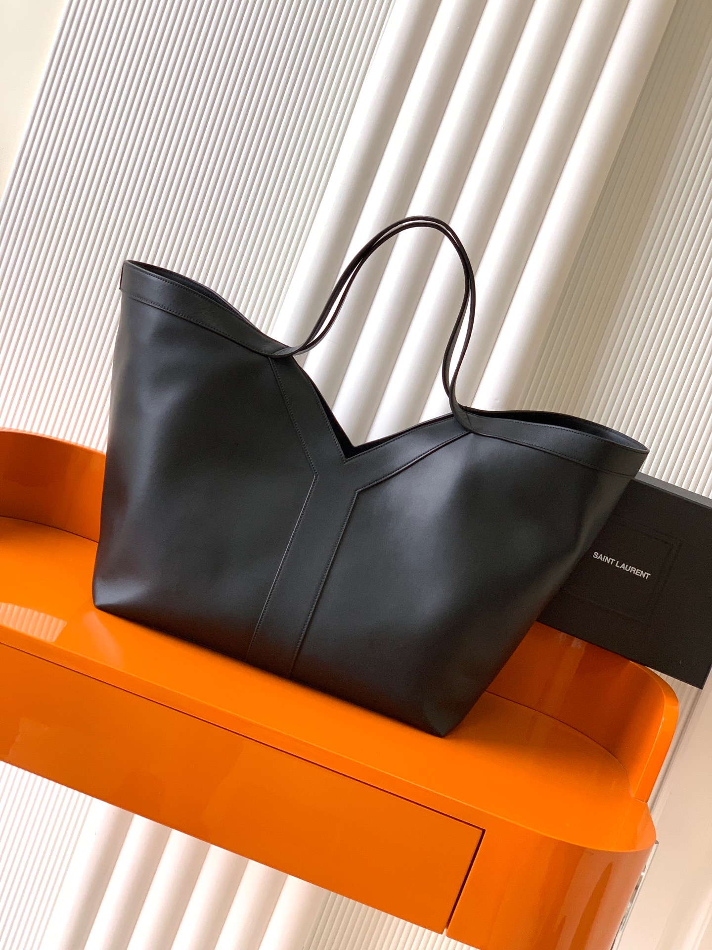 Y家ブラックトートバッグ・古金アクセントの洗練デザイン