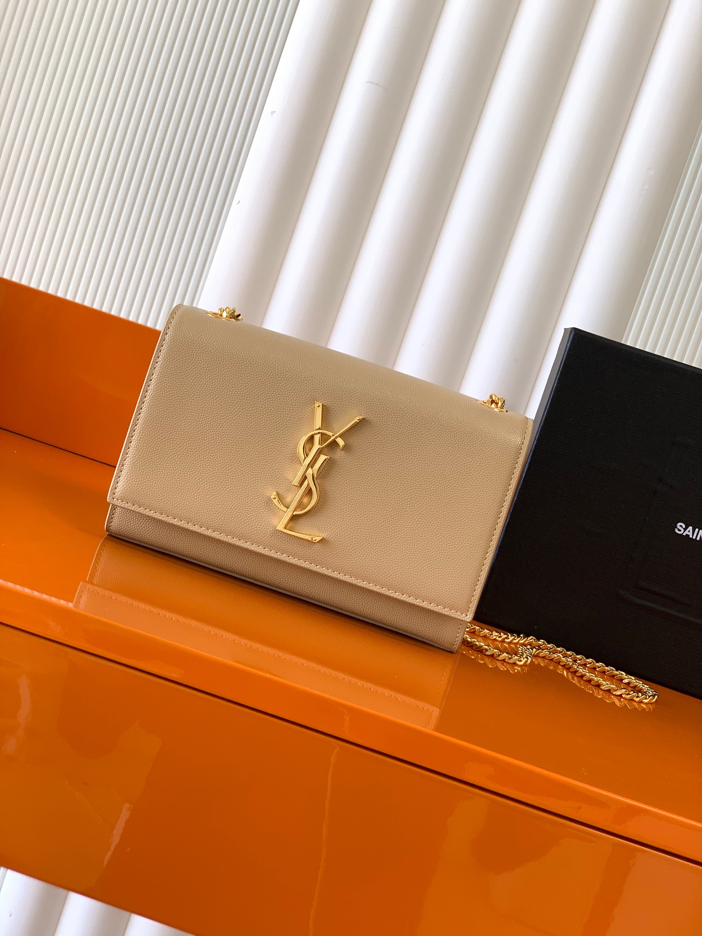 Saint Laurent KATE 最 最实用的尺寸 这个系列最核心的设计便是Y家 Logo