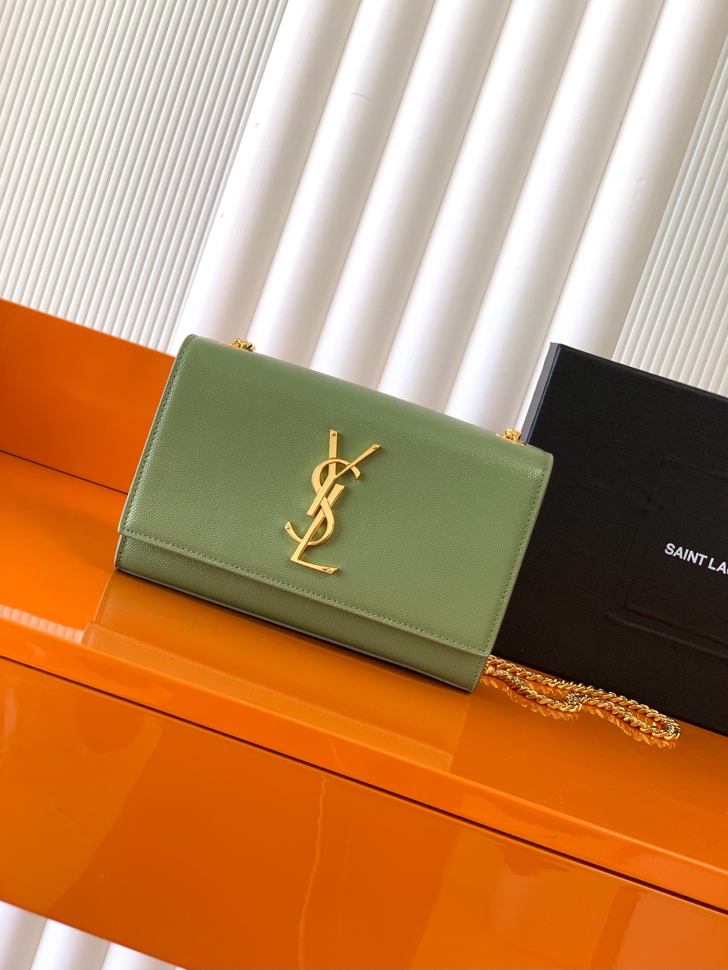 Saint Laurent KATE 最 最实用的尺寸 这个系列最核心的设计便是Y家 Logo