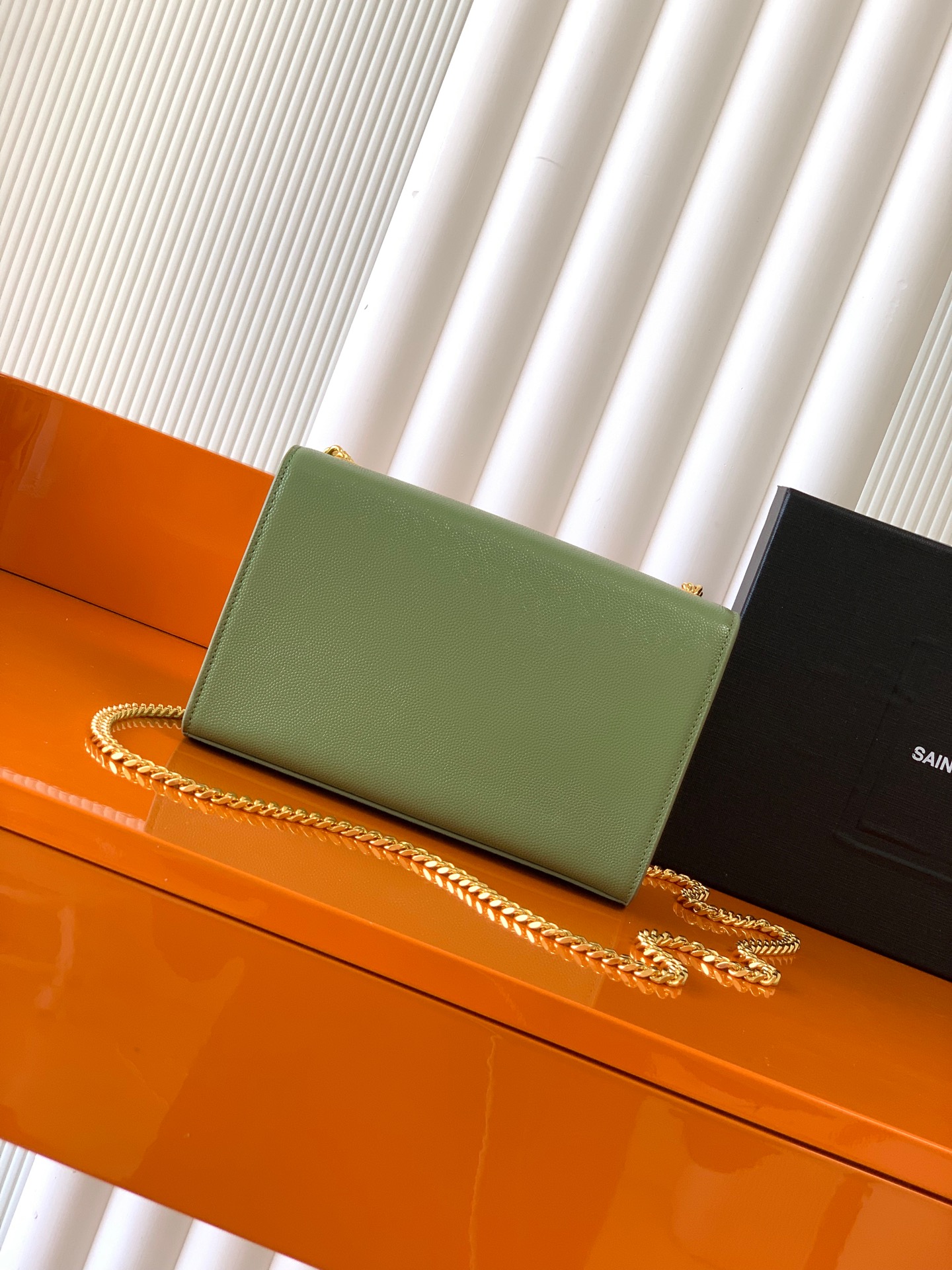 Saint Laurent KATE 最 最实用的尺寸 这个系列最核心的设计便是Y家 Logo