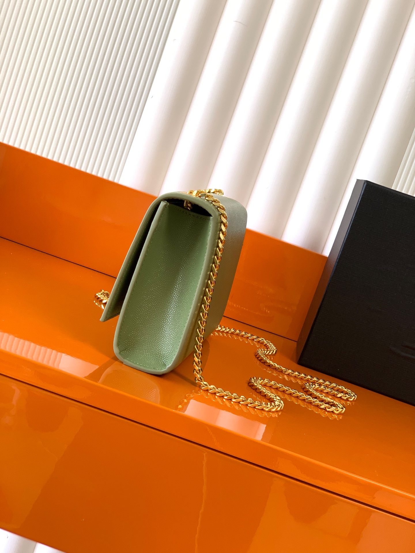 Saint Laurent KATE 最 最实用的尺寸 这个系列最核心的设计便是Y家 Logo