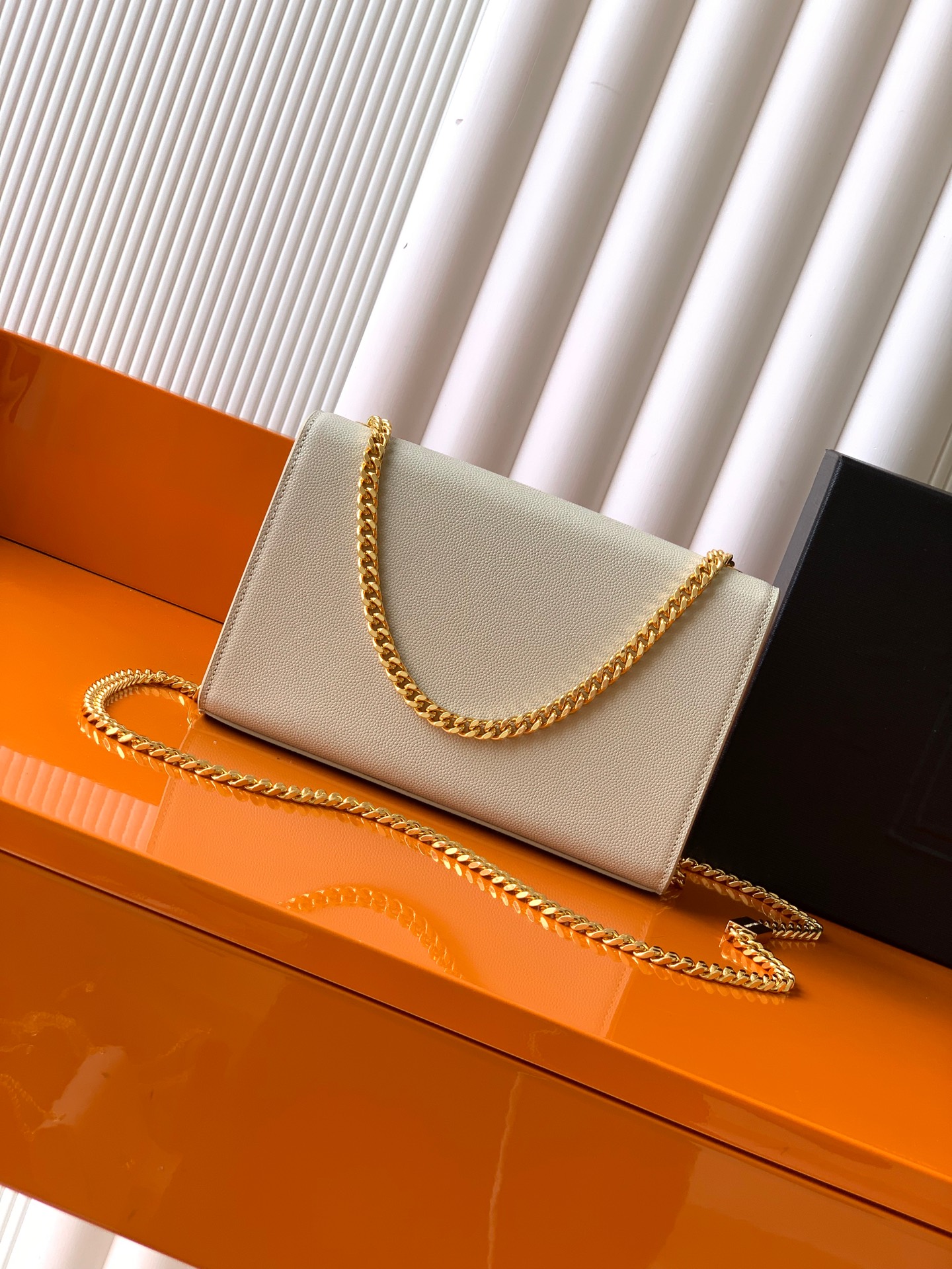 Saint Laurent KATE 最 最实用的尺寸 这个系列最核心的设计便是Y家 Logo