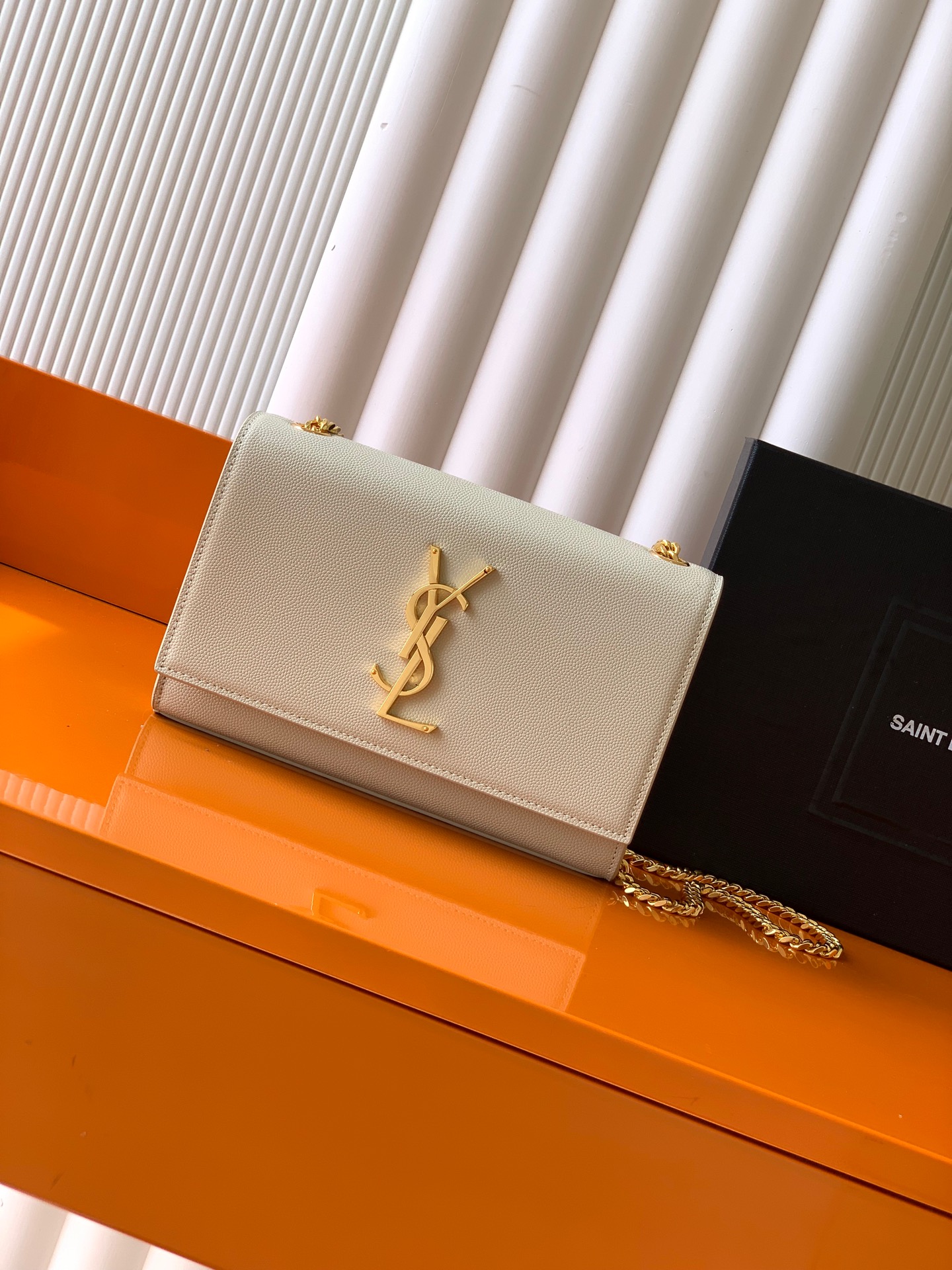 Saint Laurent KATE 最 最实用的尺寸 这个系列最核心的设计便是Y家 Logo