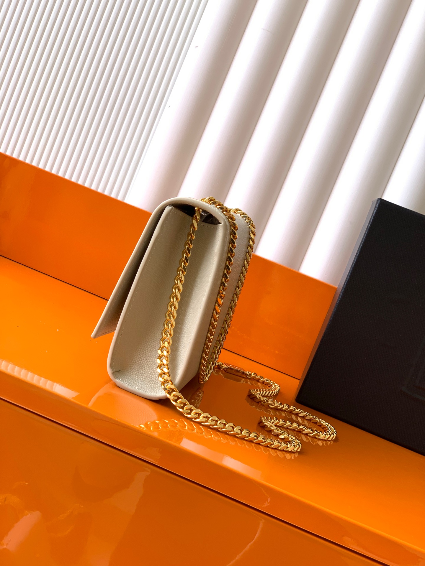 Saint Laurent KATE 最 最实用的尺寸 这个系列最核心的设计便是Y家 Logo