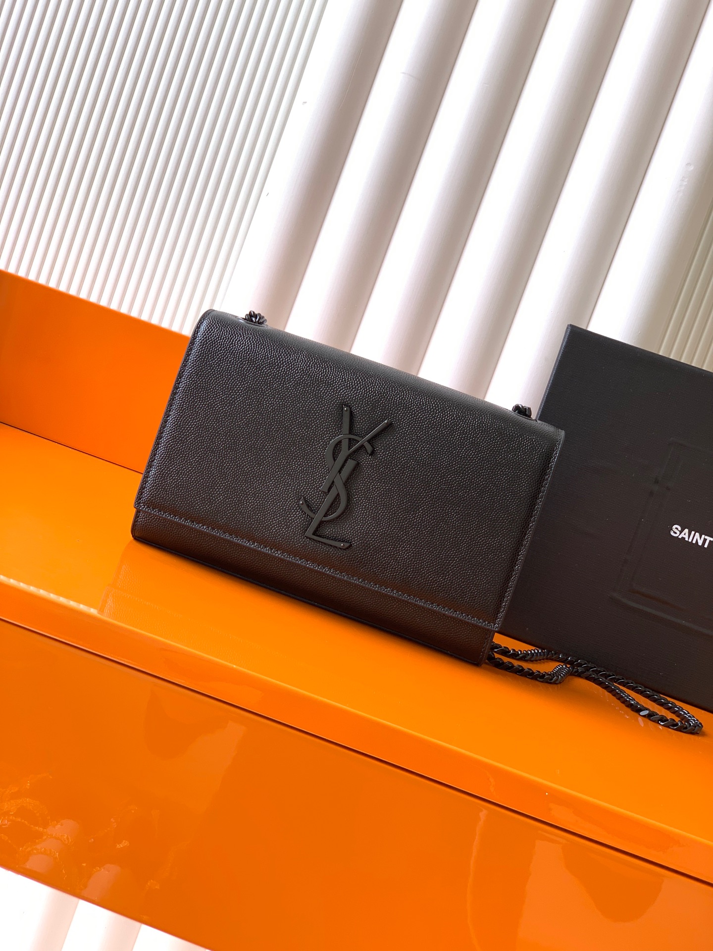 Saint Laurent KATE 最 最实用的尺寸 这个系列最核心的设计便是Y家 Logo