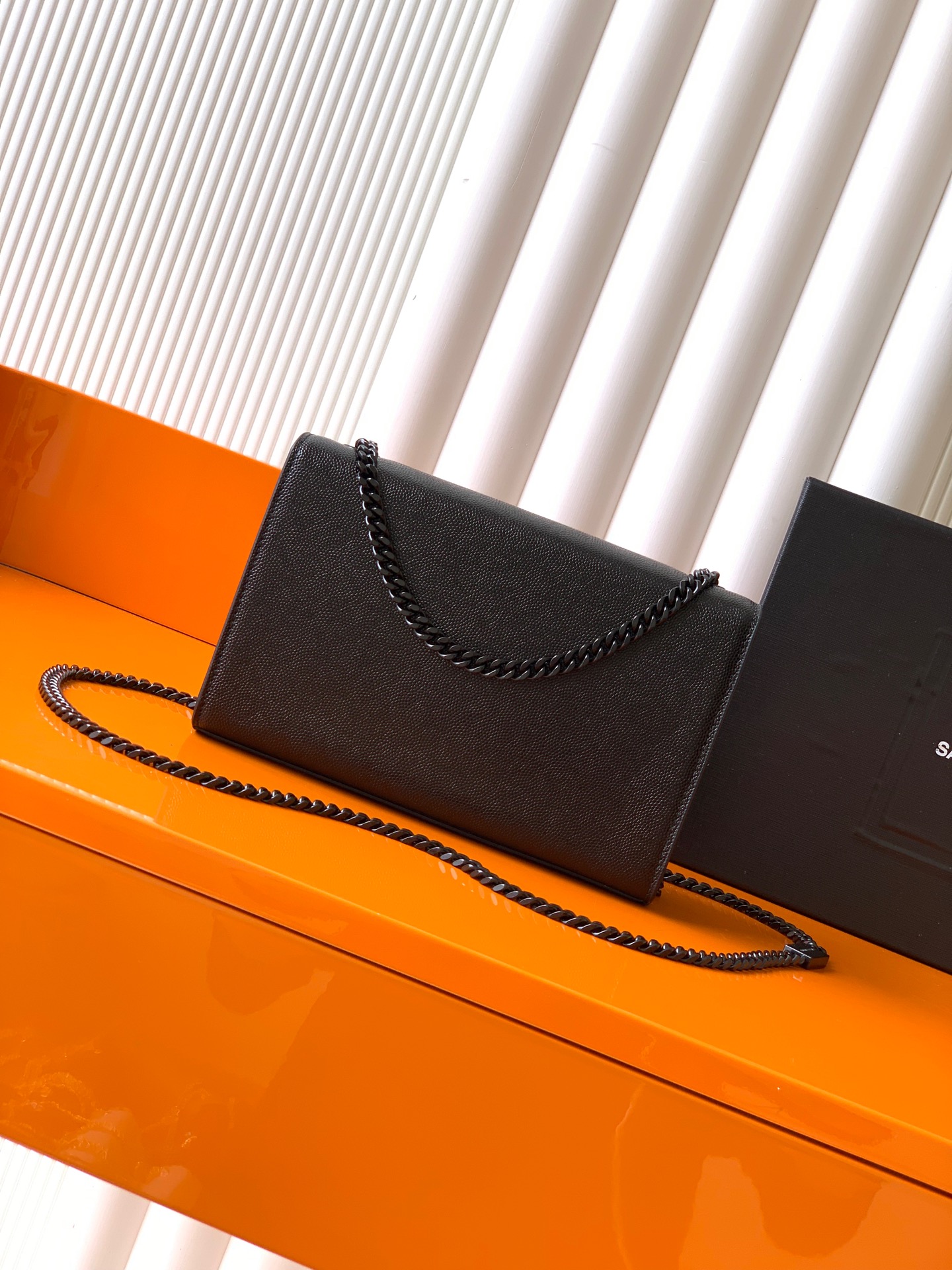 Saint Laurent KATE 最 最实用的尺寸 这个系列最核心的设计便是Y家 Logo
