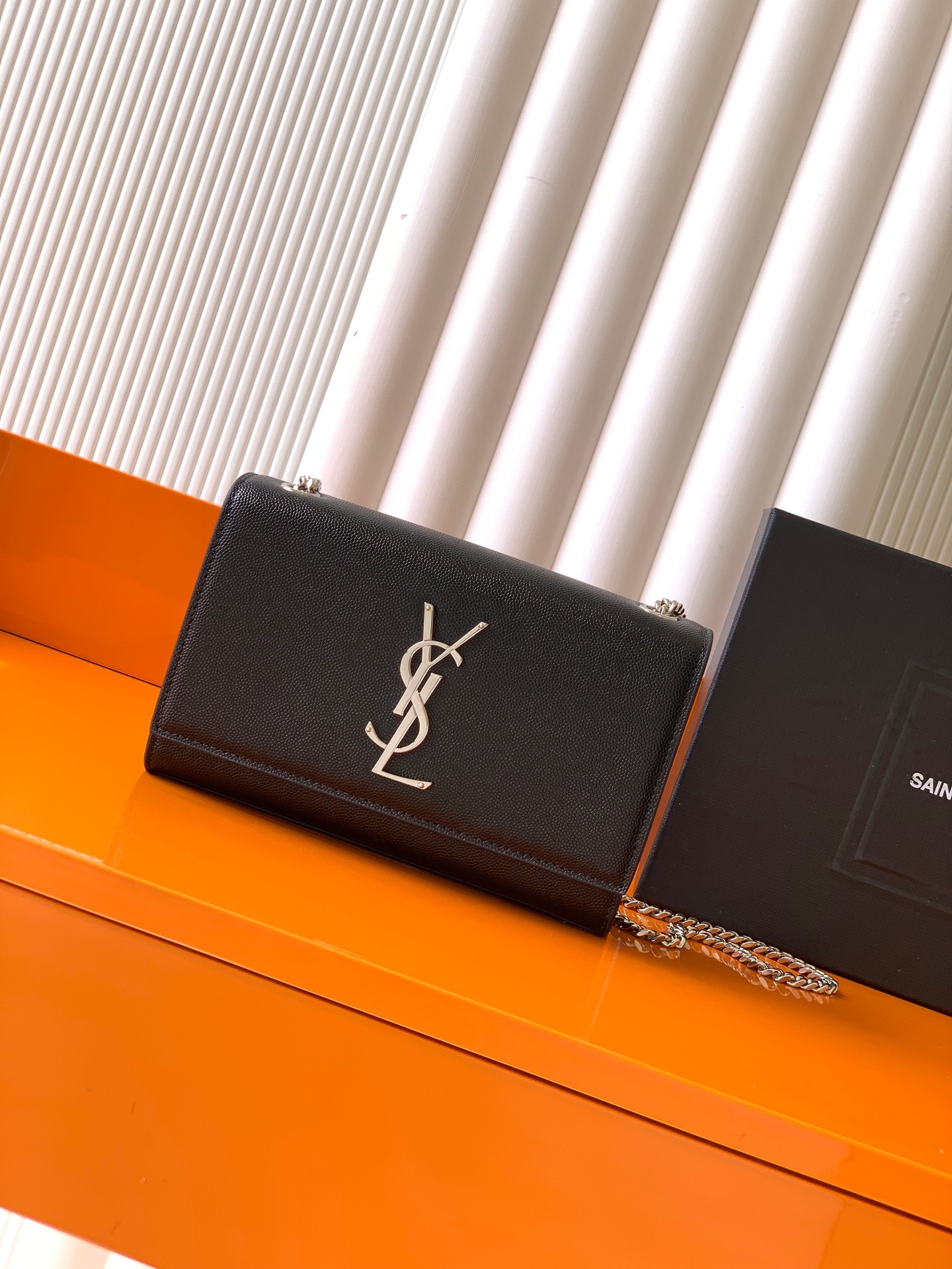 Saint Laurent KATE 最 最实用的尺寸 这个系列最核心的设计便是Y家 Logo