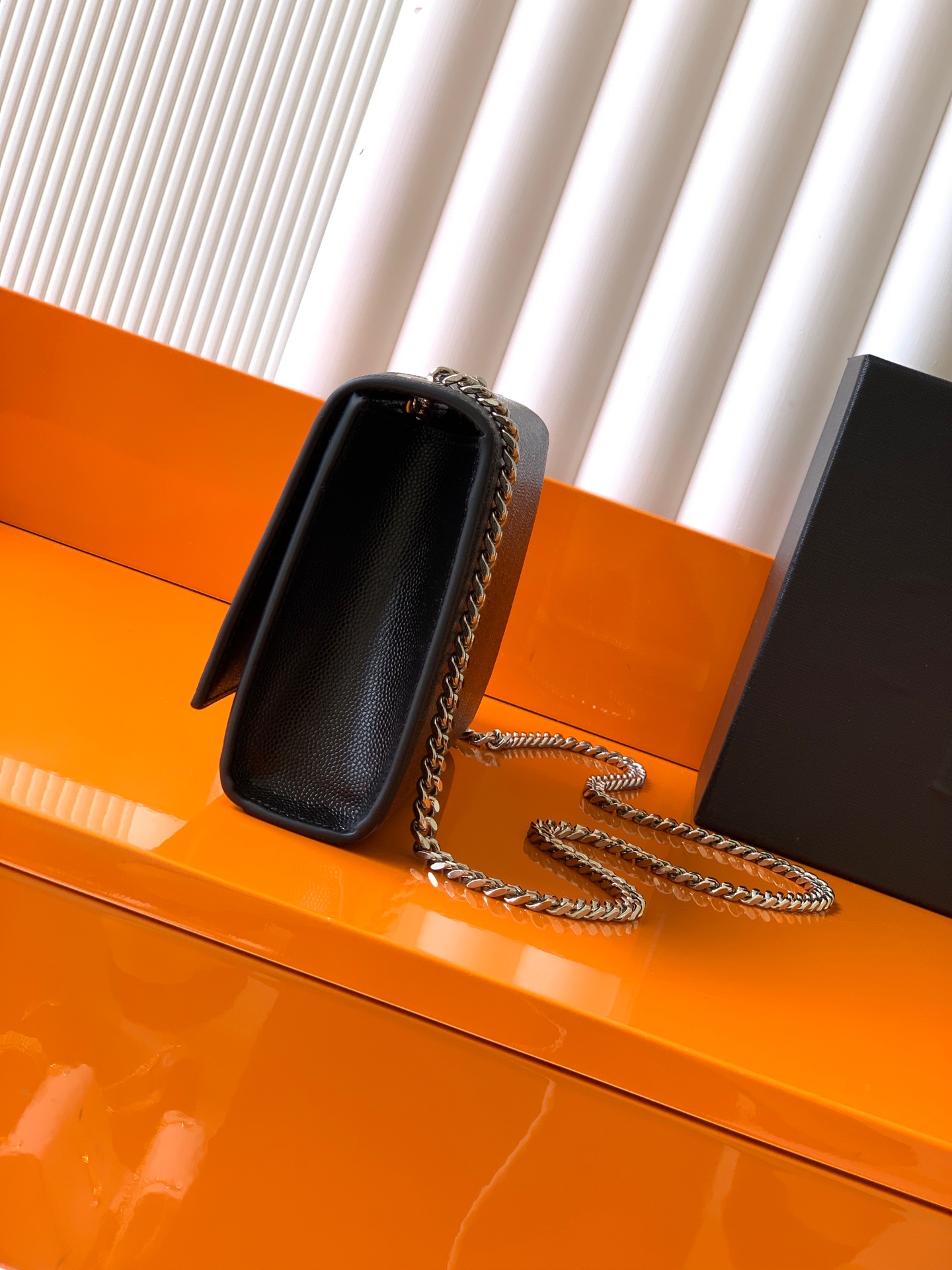 Saint Laurent KATE 最 最实用的尺寸 这个系列最核心的设计便是Y家 Logo