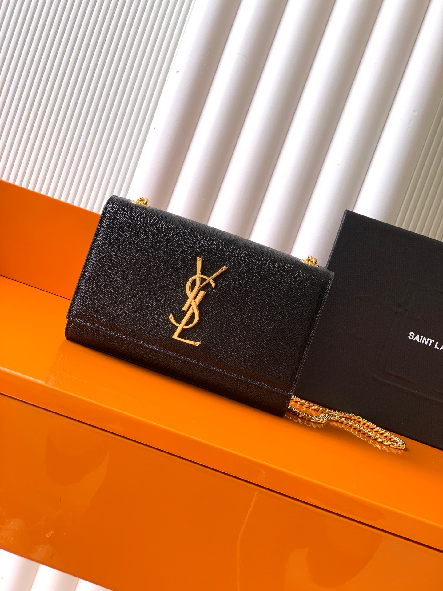 Saint Laurent KATE 最 最实用的尺寸 这个系列最核心的设计便是Y家 Logo