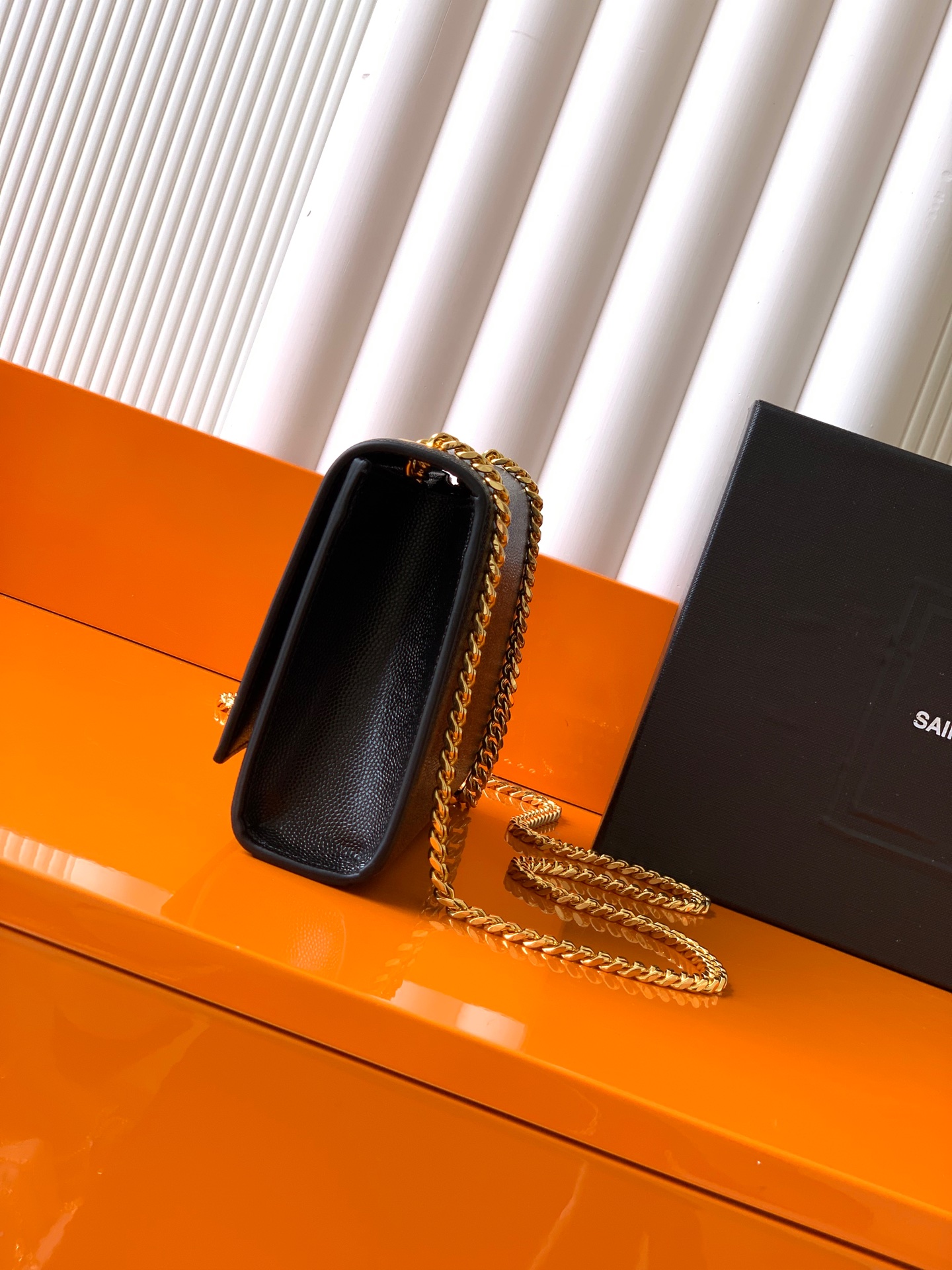 Saint Laurent KATE 最 最实用的尺寸 这个系列最核心的设计便是Y家 Logo