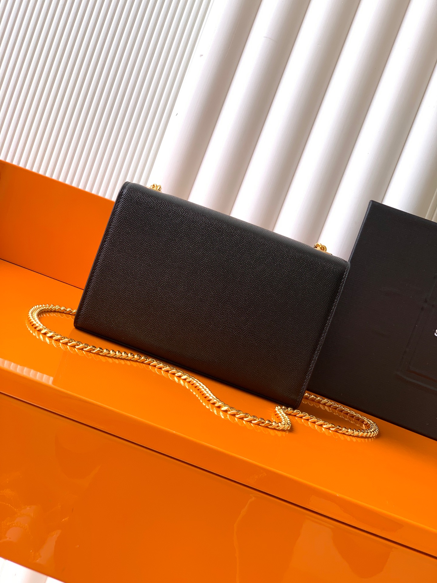 Saint Laurent KATE 最 最实用的尺寸 这个系列最核心的设计便是Y家 Logo