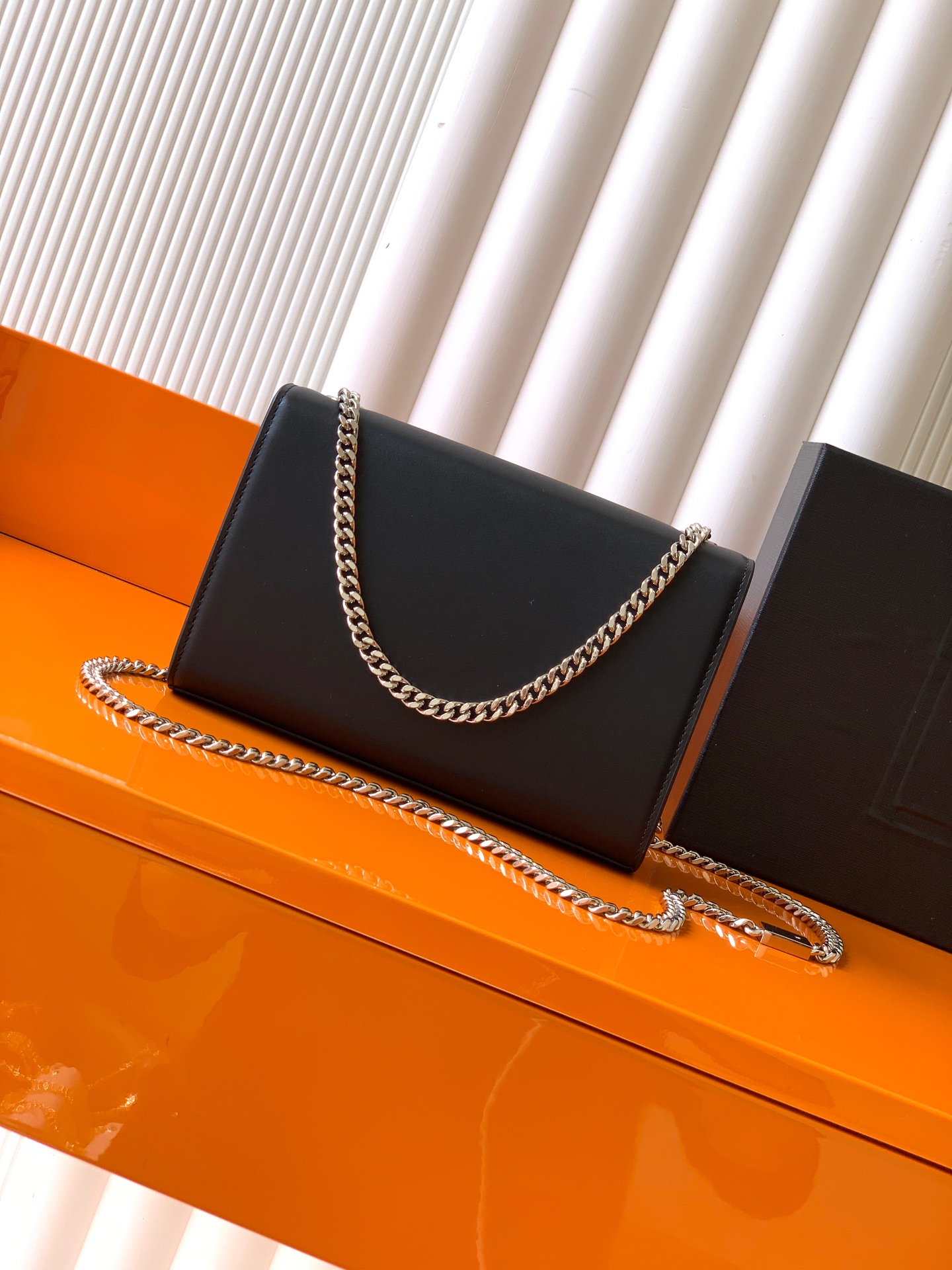 Saint Laurent KATE 最 最实用的尺寸 这个系列最核心的设计便是Y家 Logo