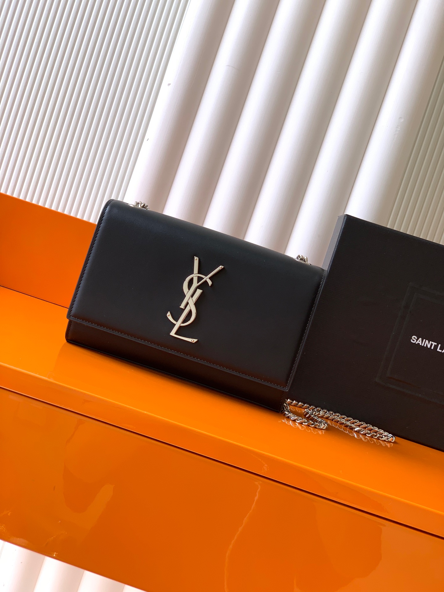 Saint Laurent KATE 最 最实用的尺寸 这个系列最核心的设计便是Y家 Logo
