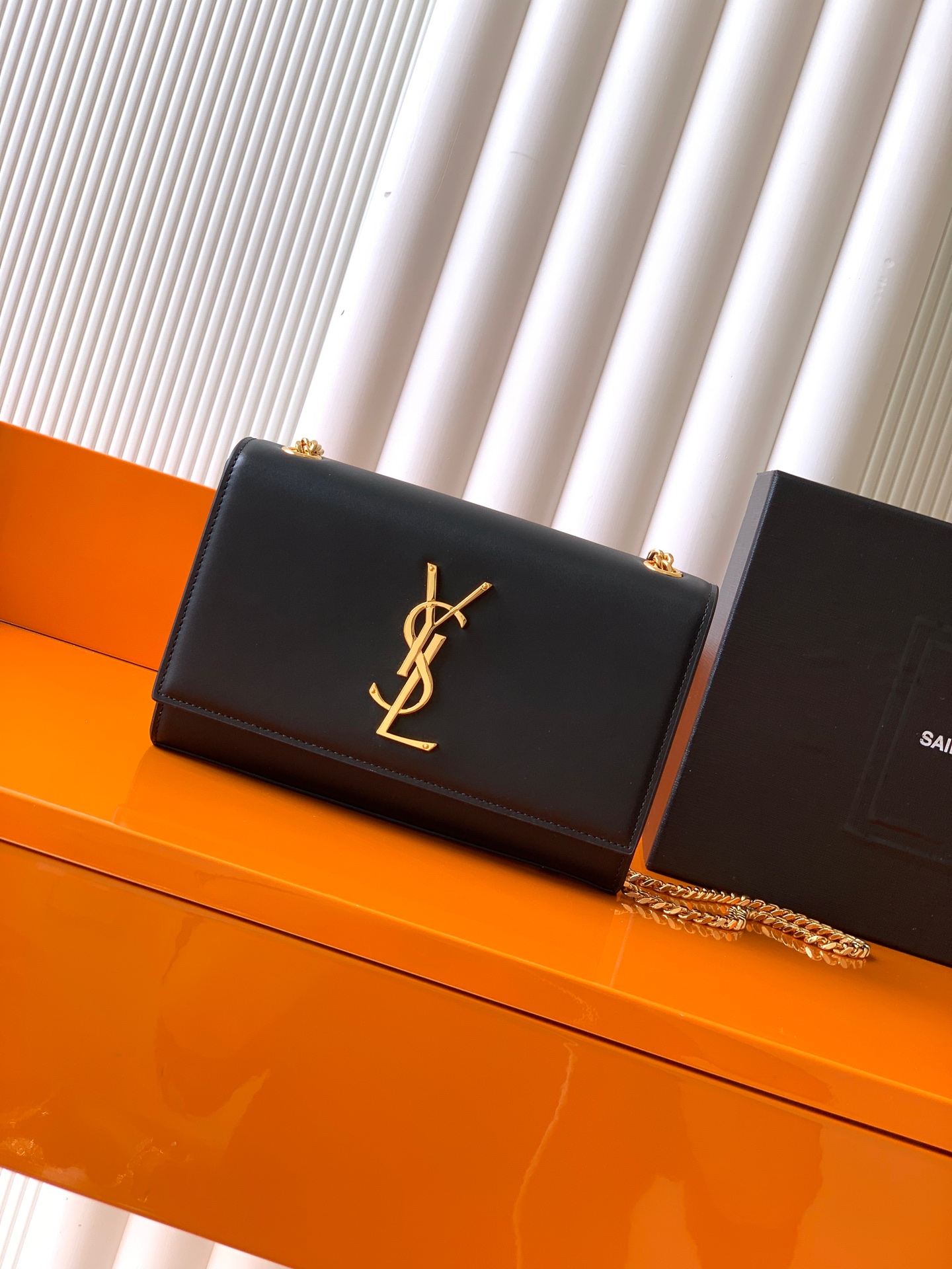 Saint Laurent KATE 最 最实用的尺寸 这个系列最核心的设计便是Y家 Logo