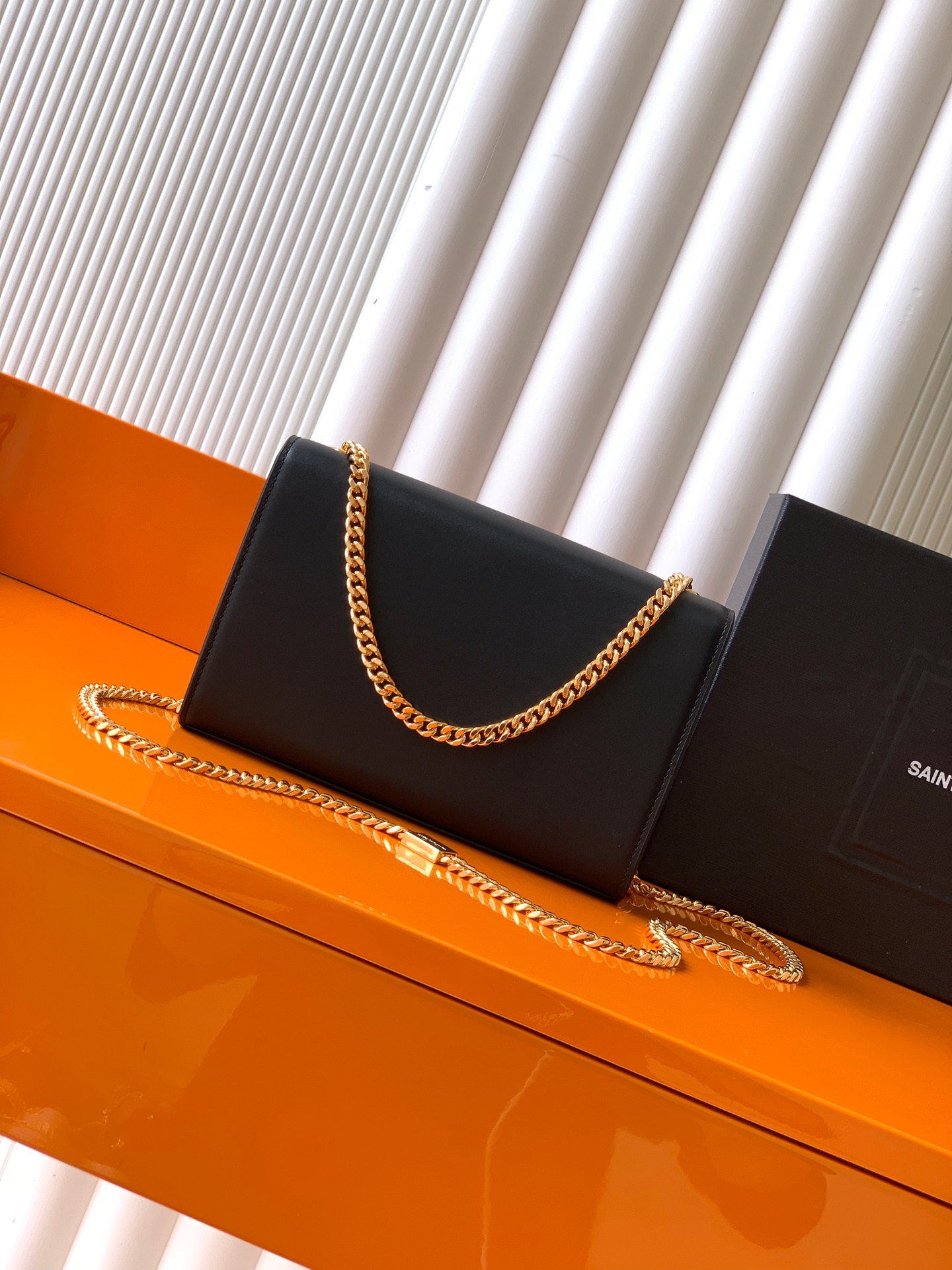 Saint Laurent KATE 最 最实用的尺寸 这个系列最核心的设计便是Y家 Logo