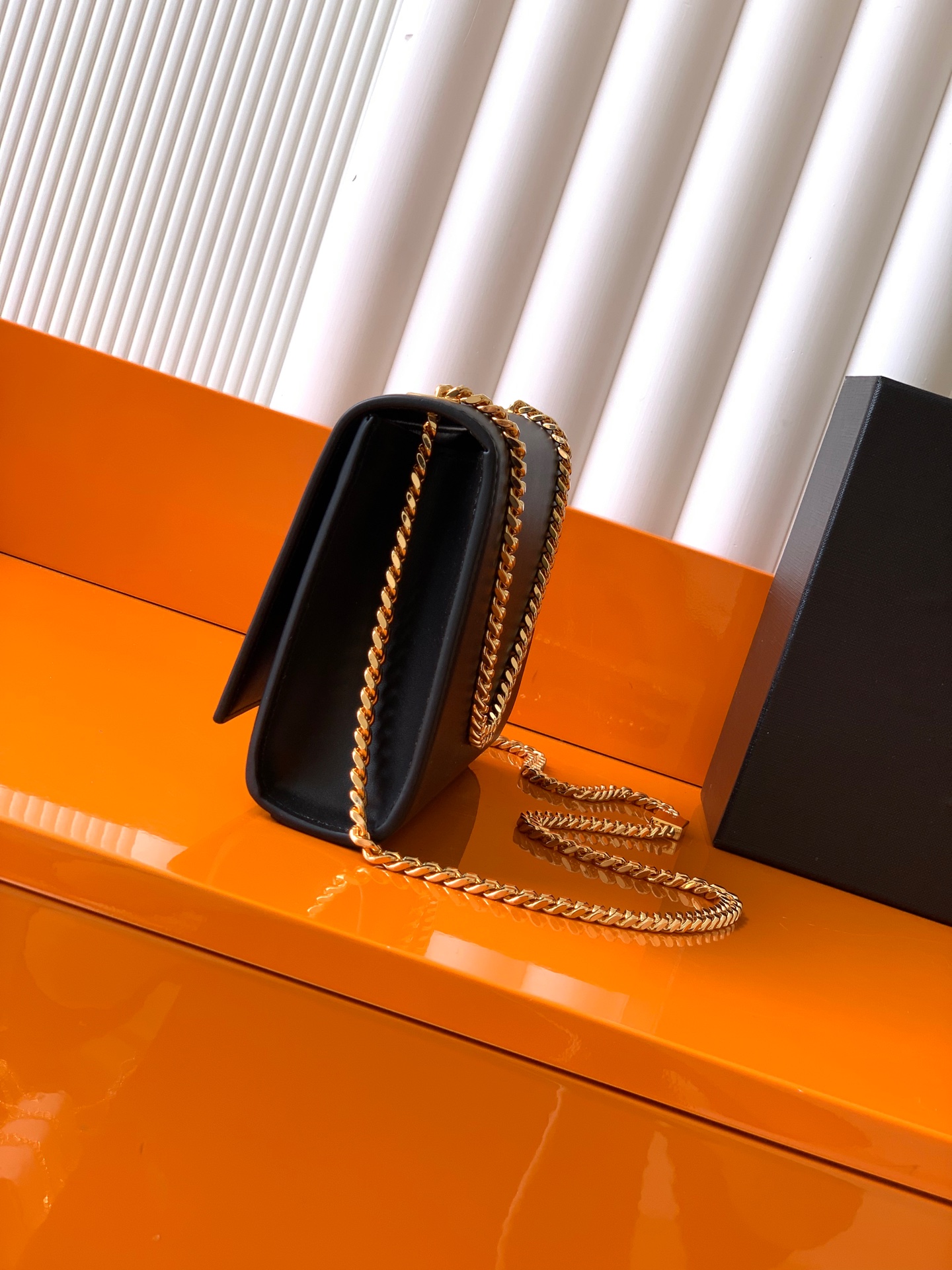 Saint Laurent KATE 最 最实用的尺寸 这个系列最核心的设计便是Y家 Logo